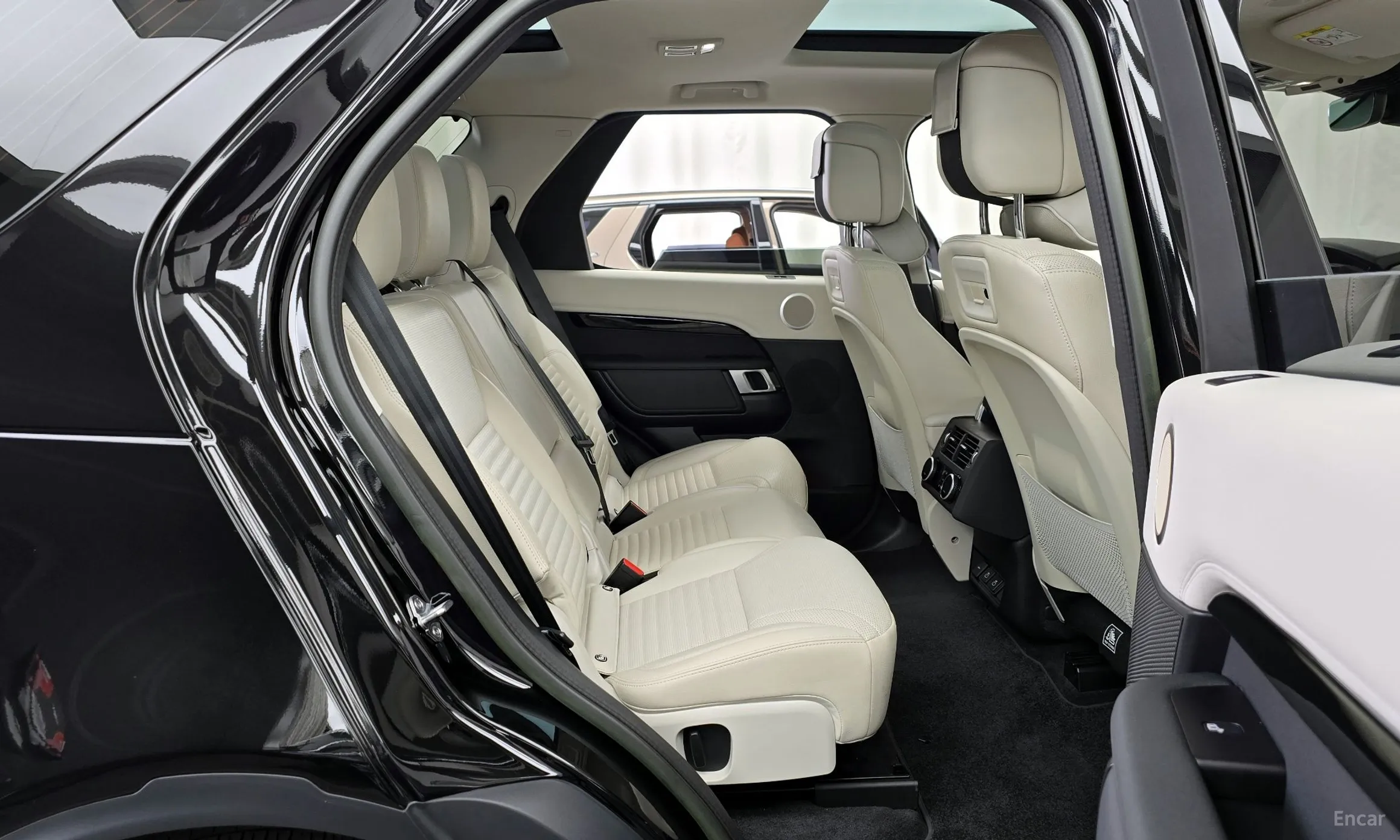 Land Rover Discovery 5 превью 12