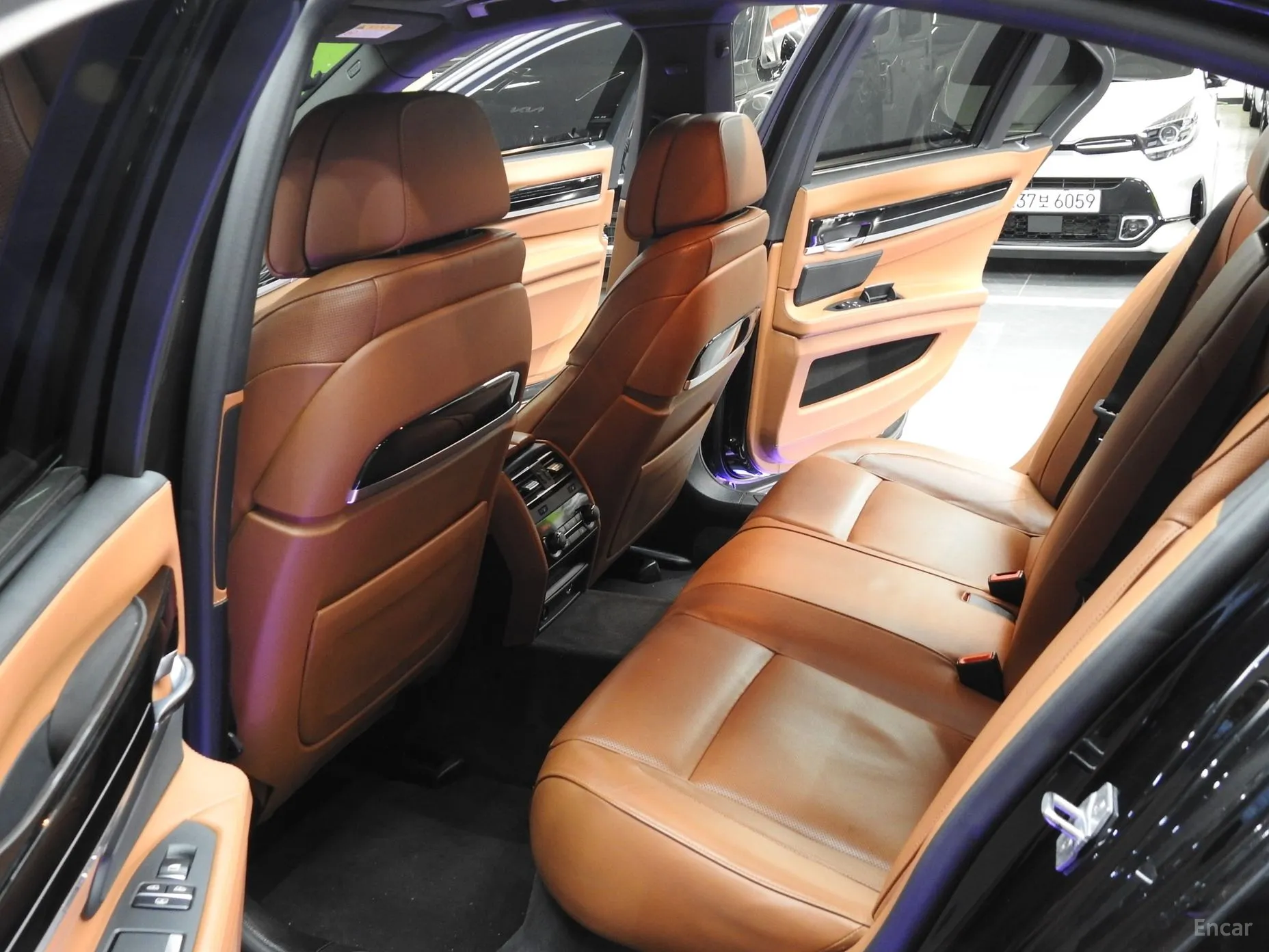 BMW 7 Series (F01) превью 12