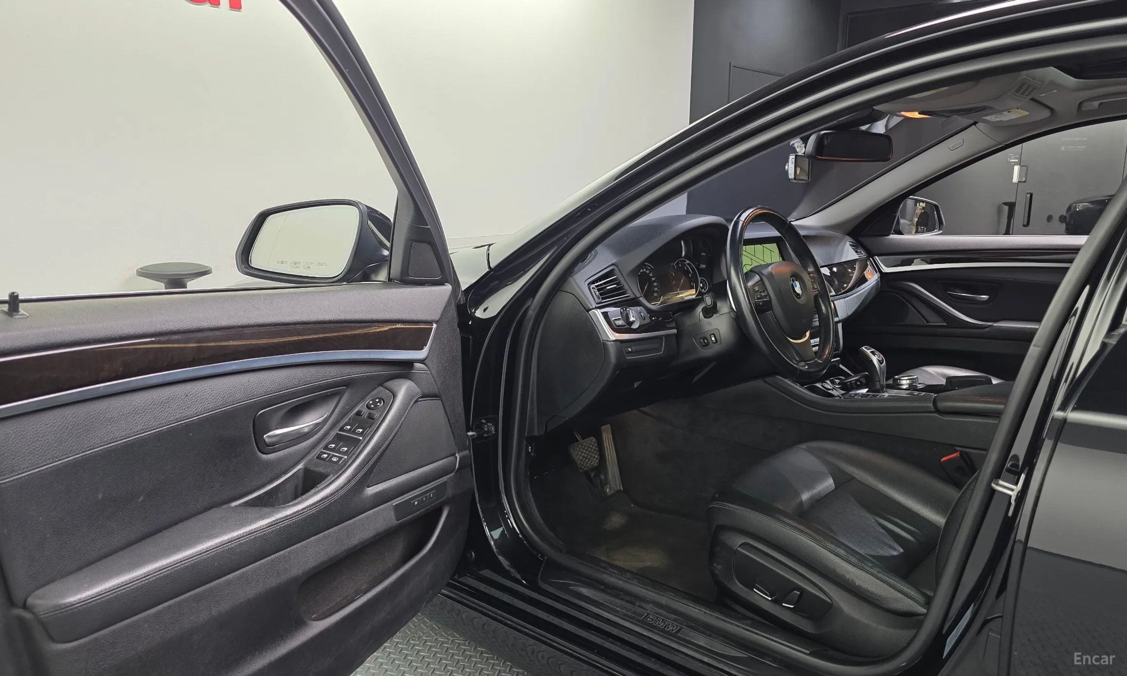 BMW 5 Series (F10) превью 10