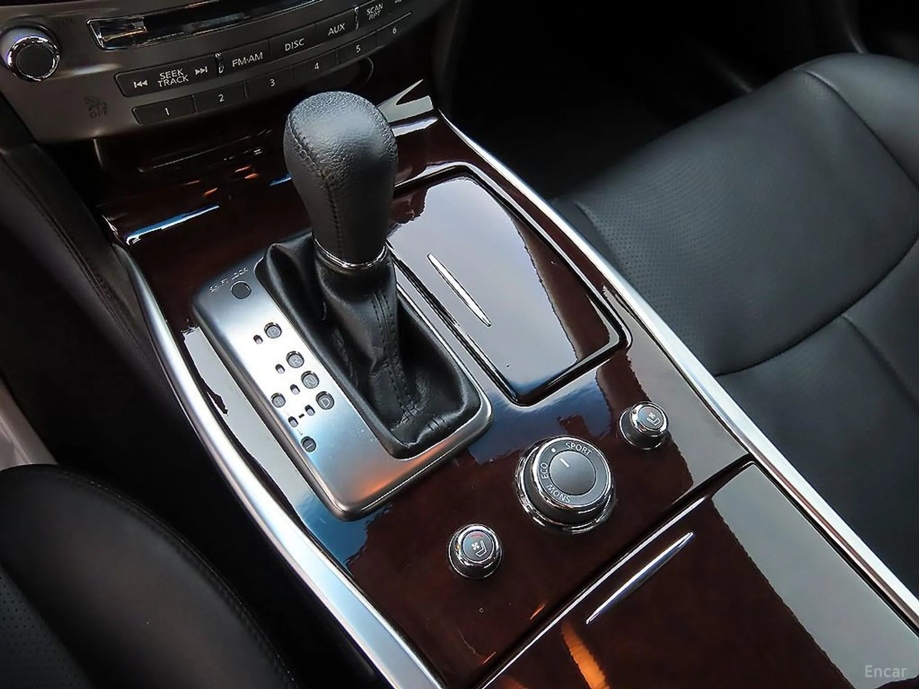 Infiniti Q70 превью 10