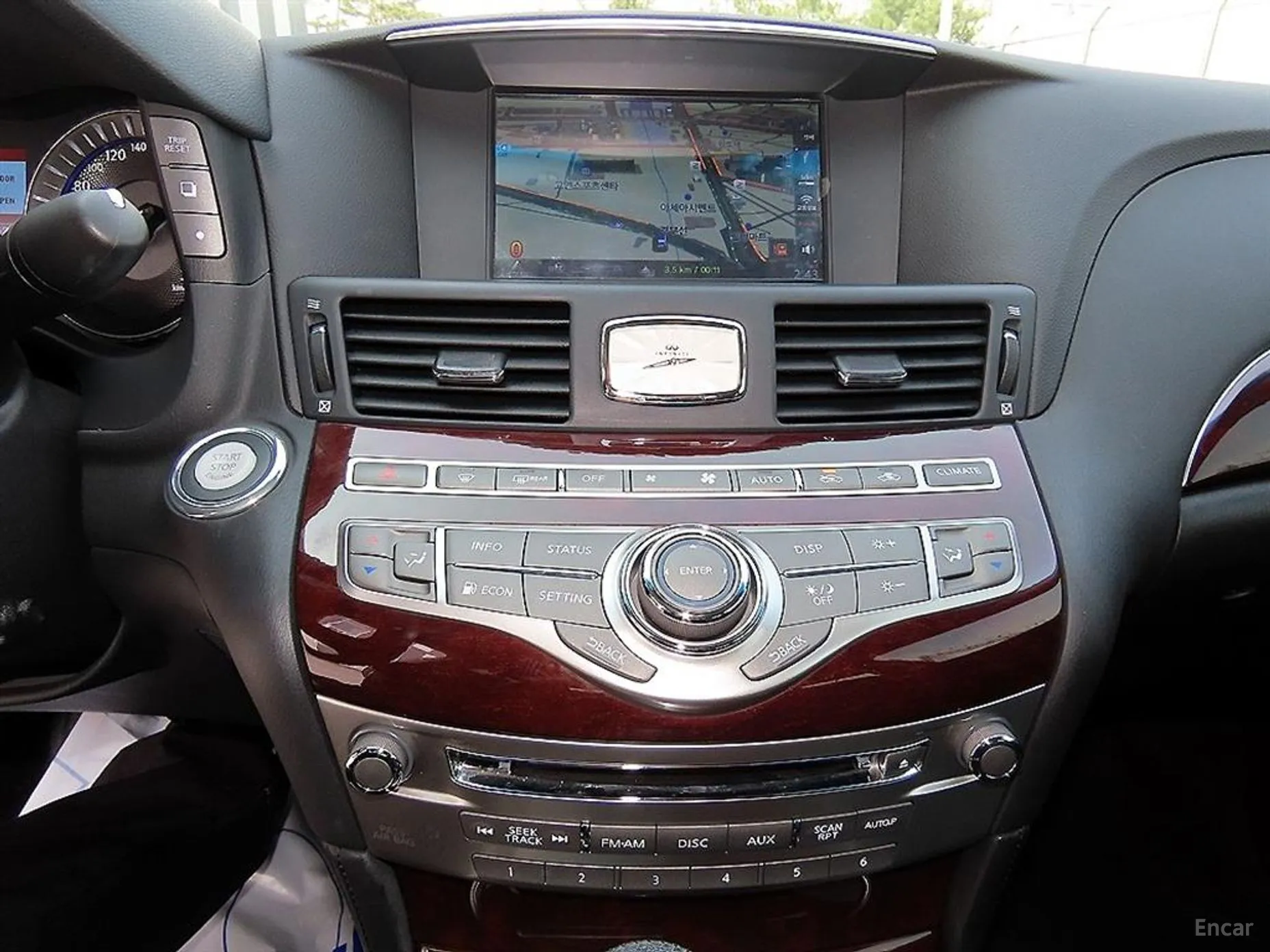 Infiniti Q70 превью 13