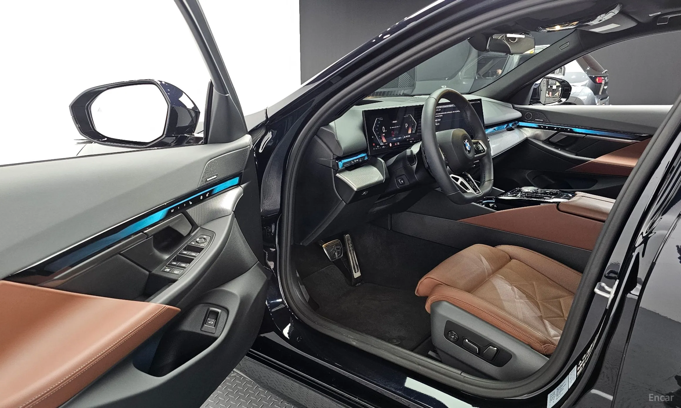 BMW 5 Series (G60) превью 11