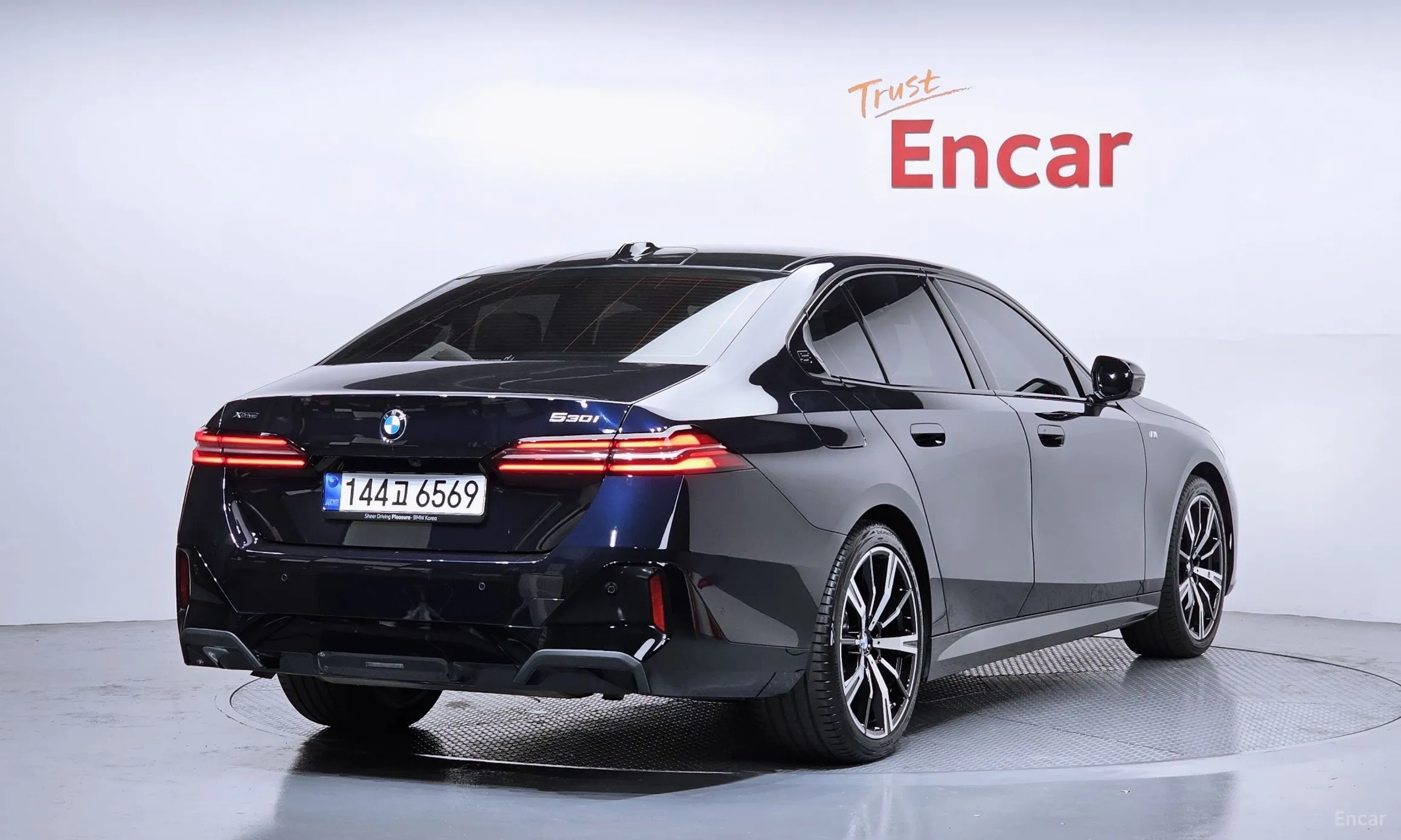 BMW 5 Series (G60) превью 2