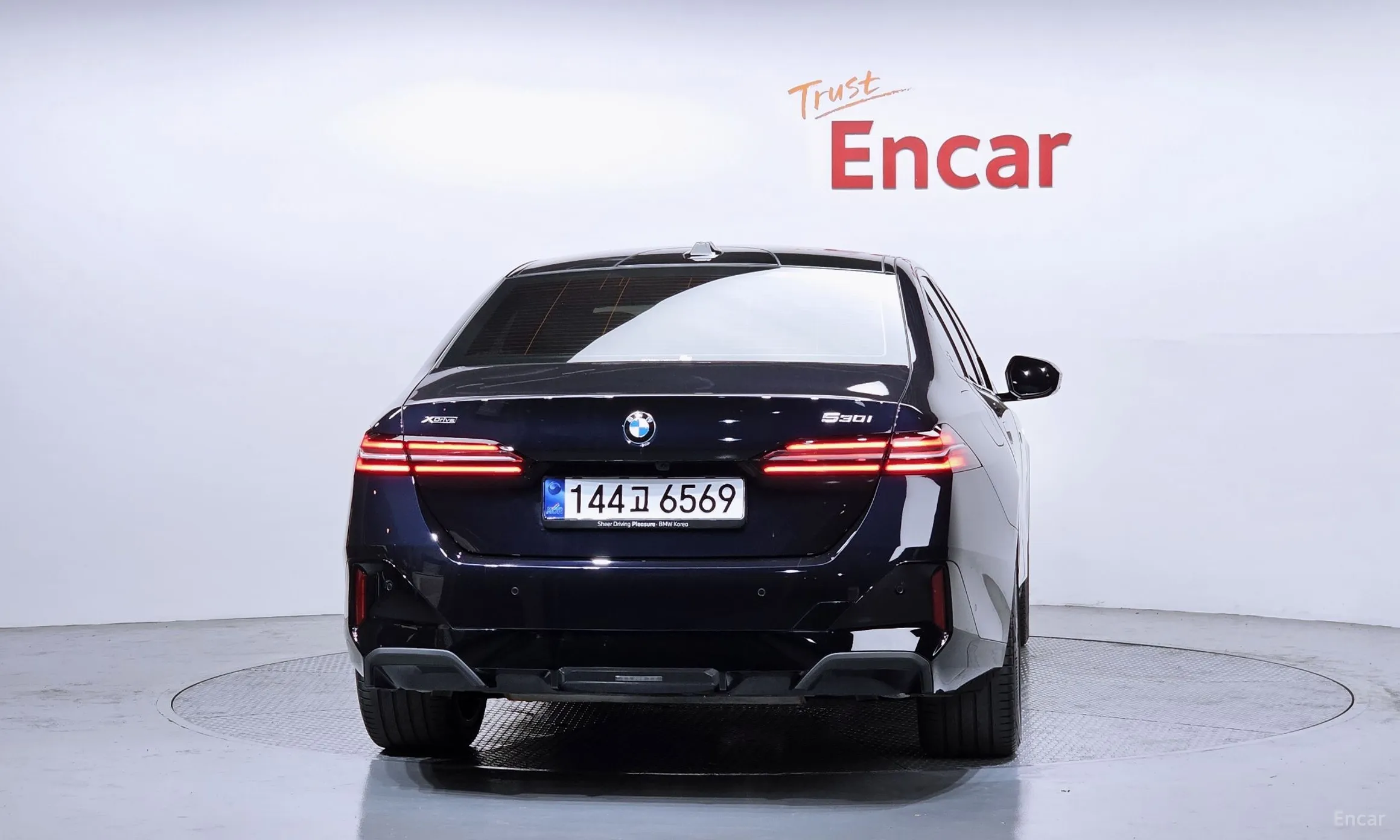 BMW 5 Series (G60) превью 4