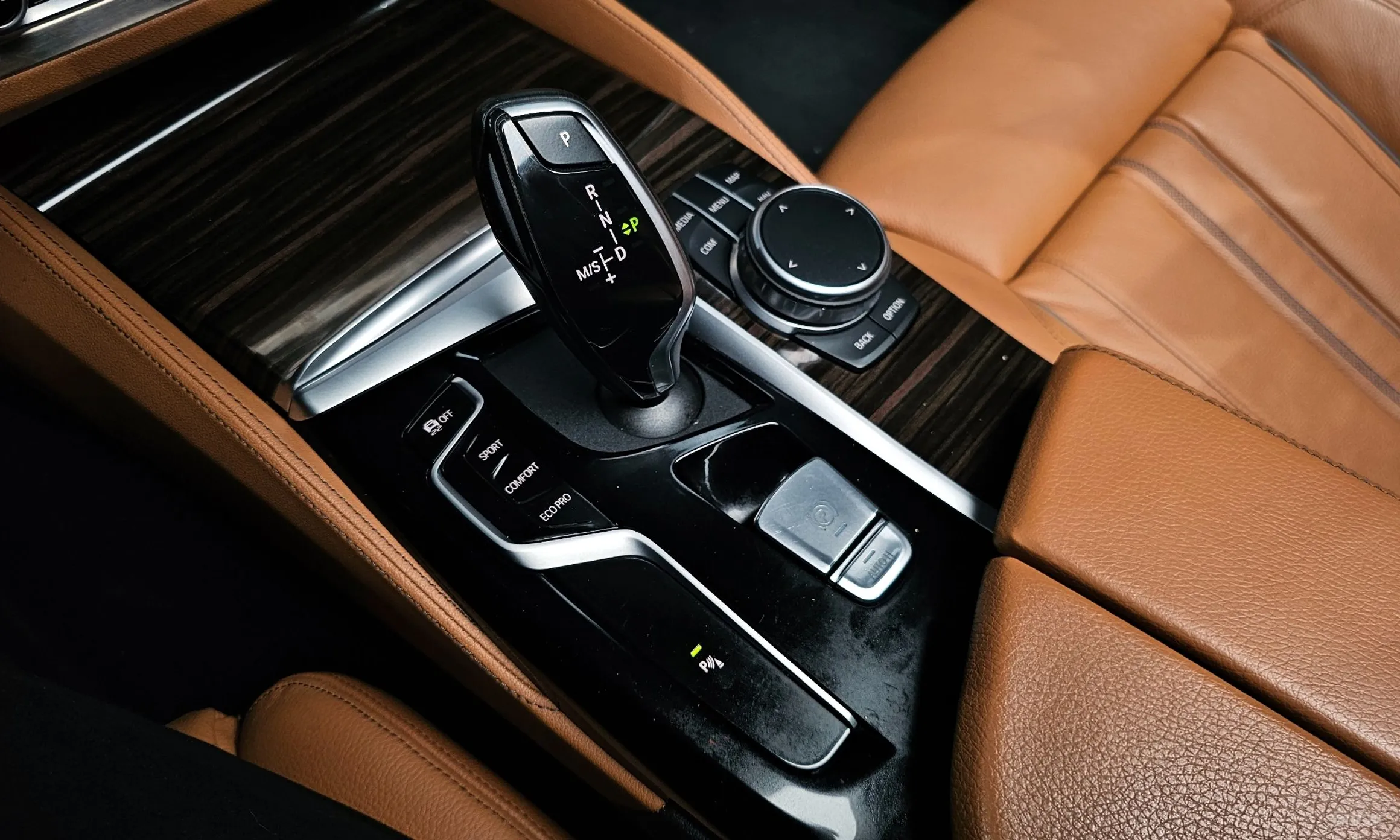 BMW 5 Series (G30) превью 9