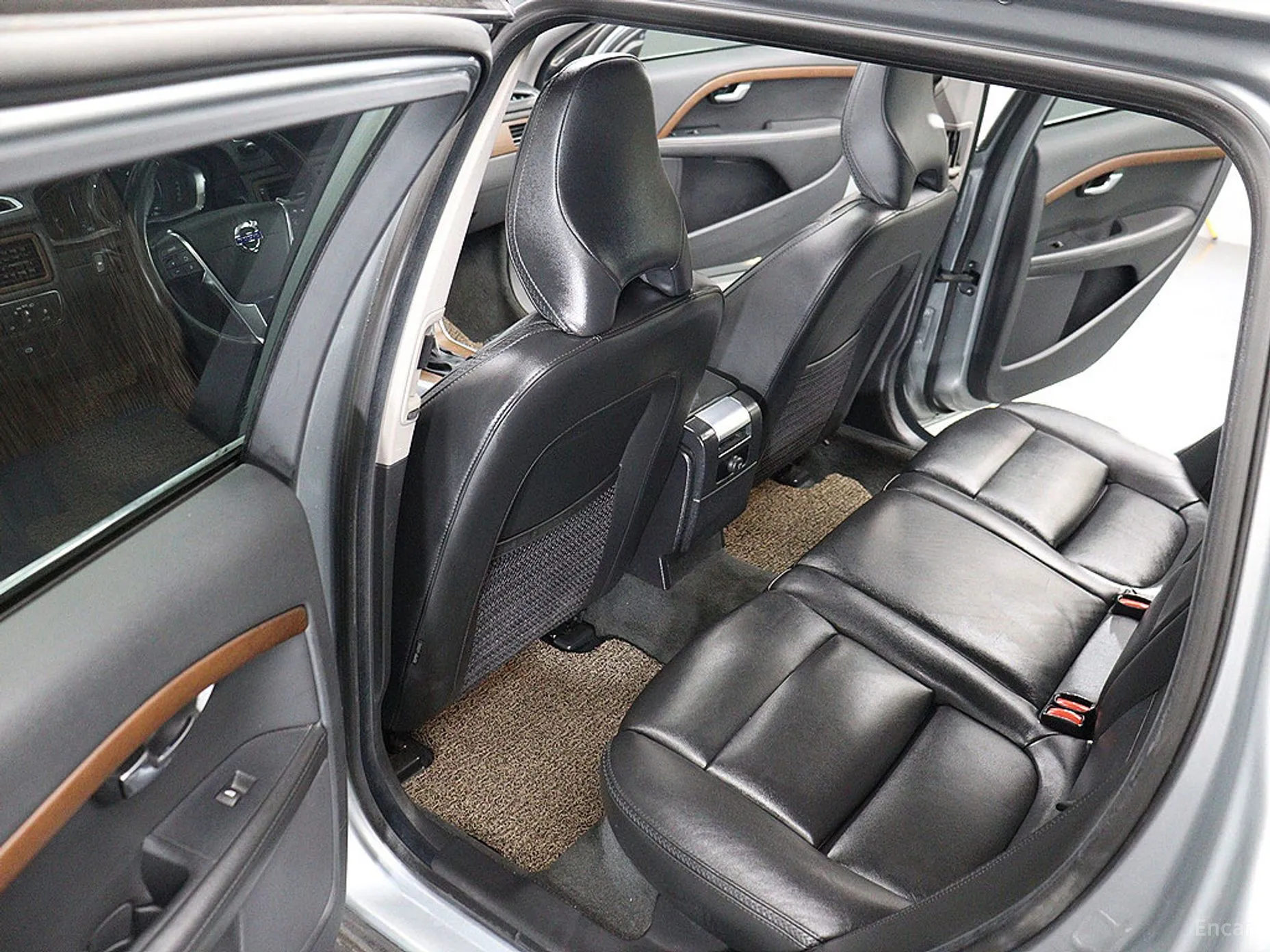 Volvo XC70 превью 15
