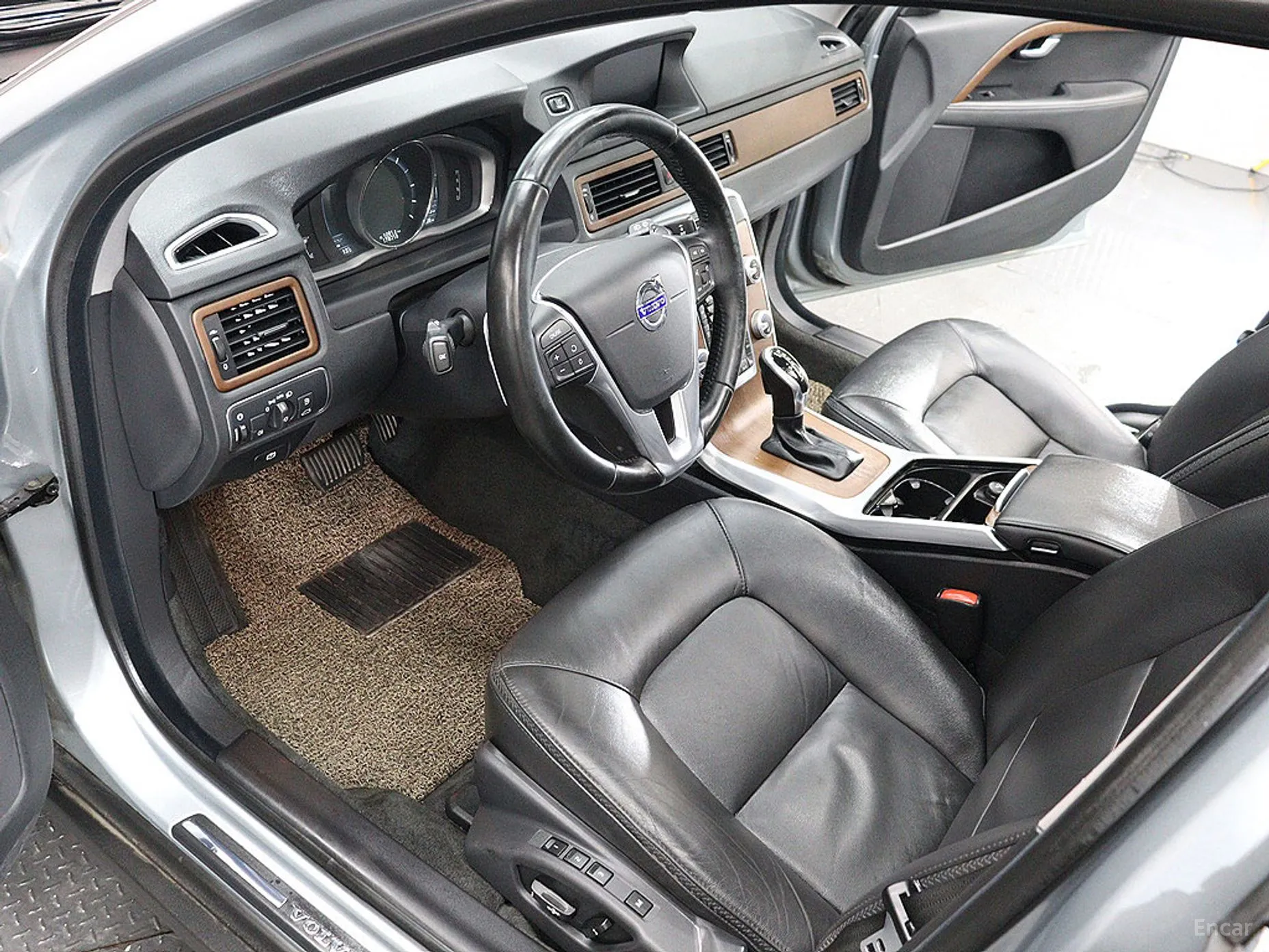 Volvo XC70 превью 16