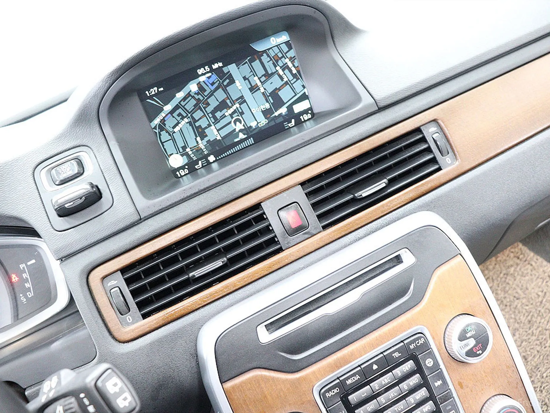 Volvo XC70 превью 7