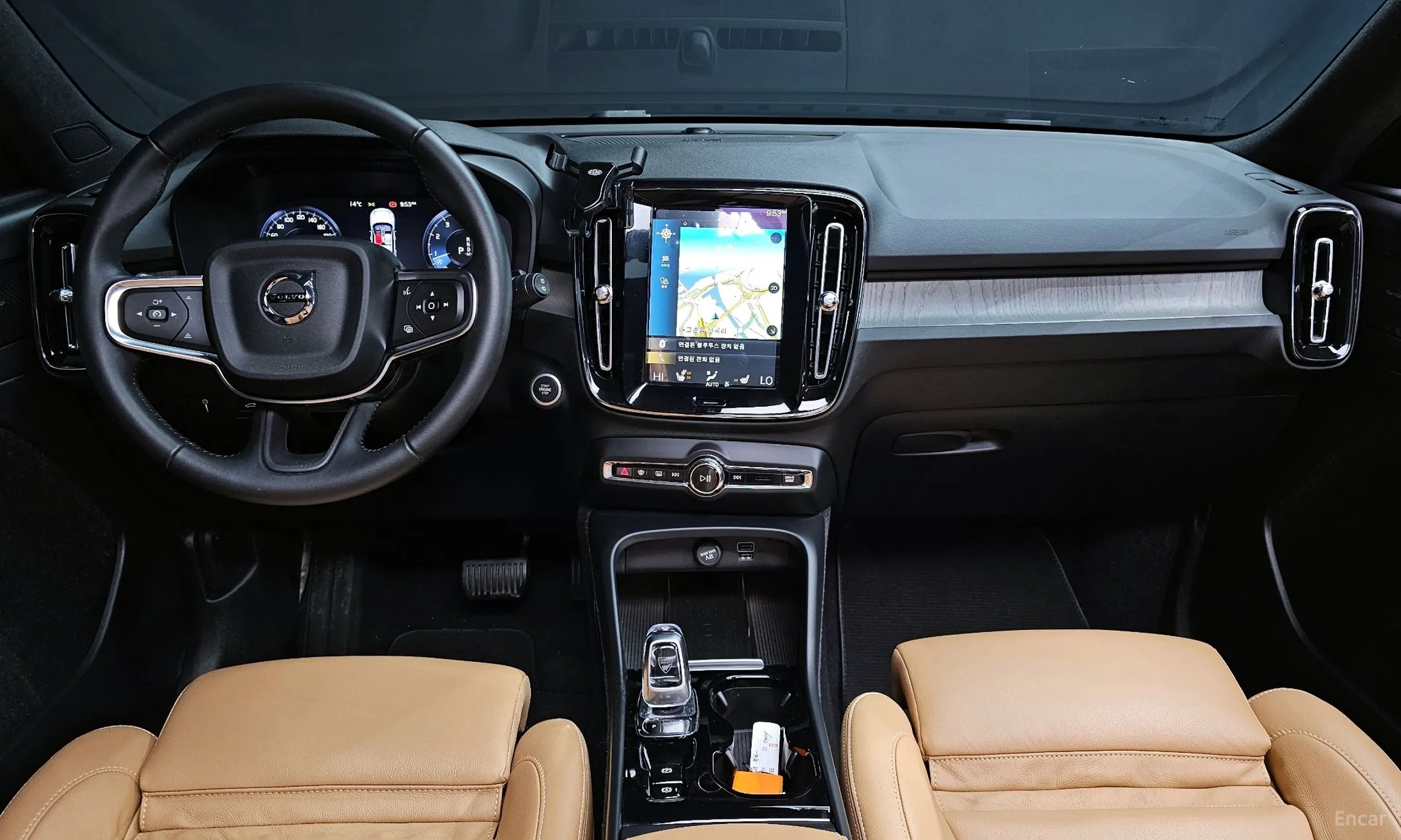 Volvo XC40 превью 7