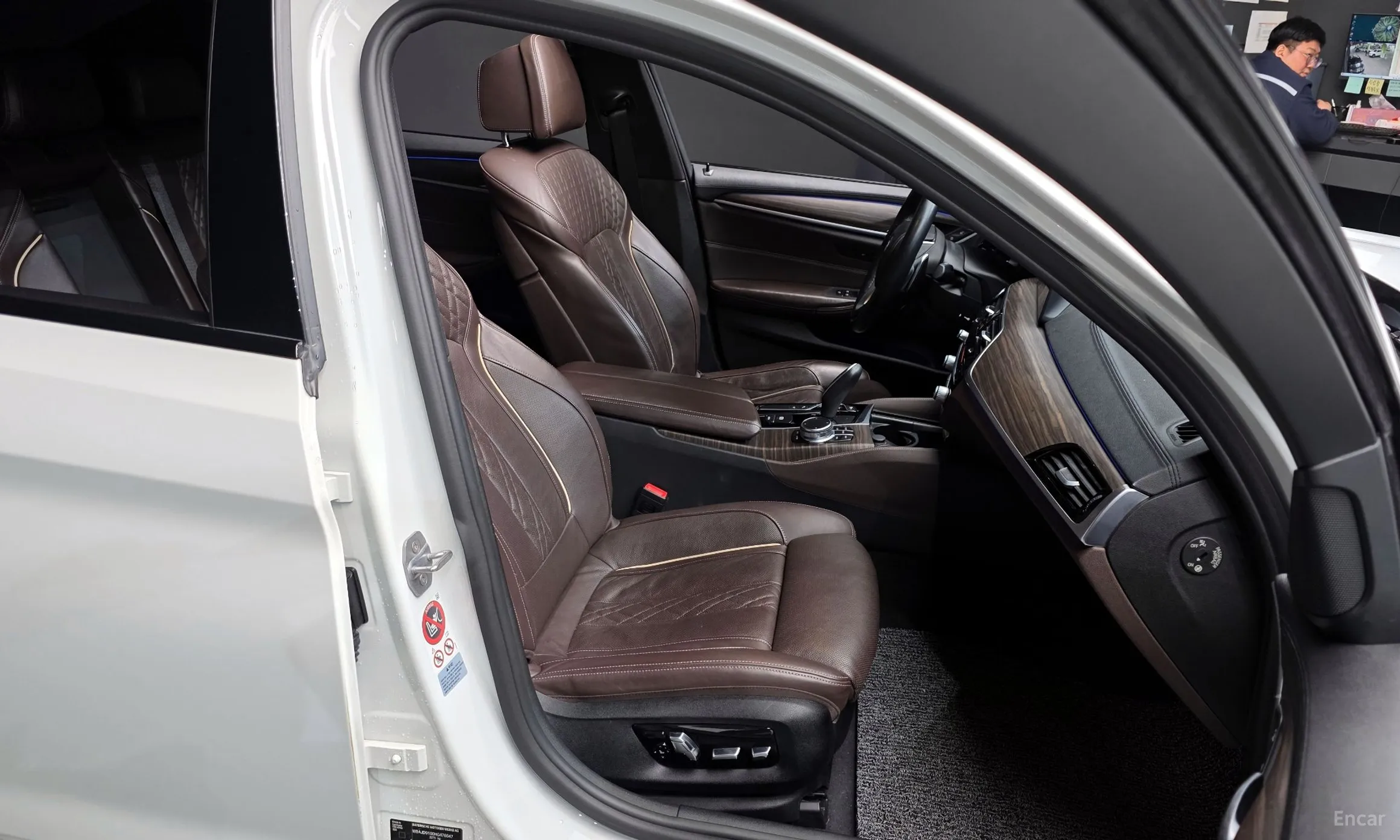 BMW 5 Series (G30) превью 12