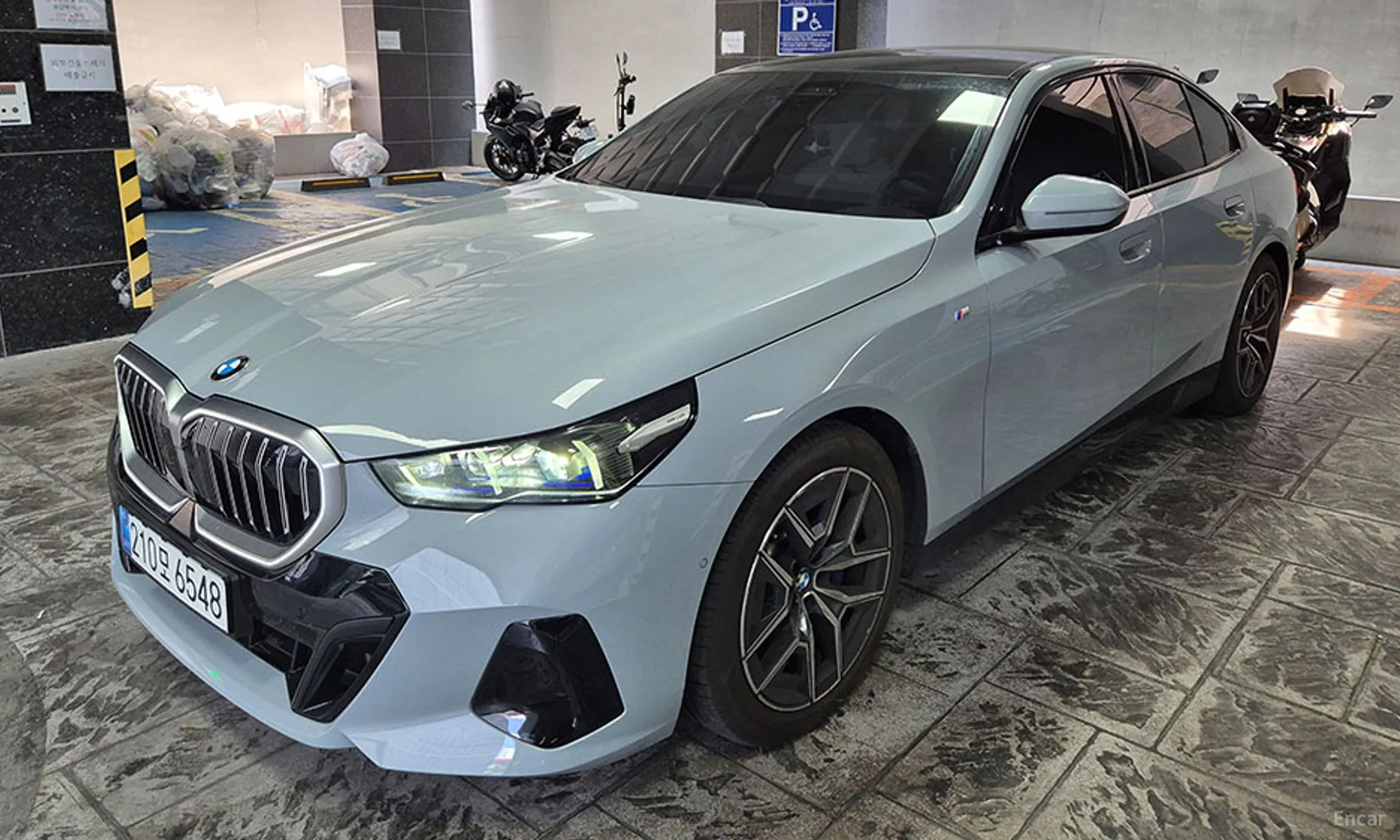 BMW 5 Series (G60) превью 2