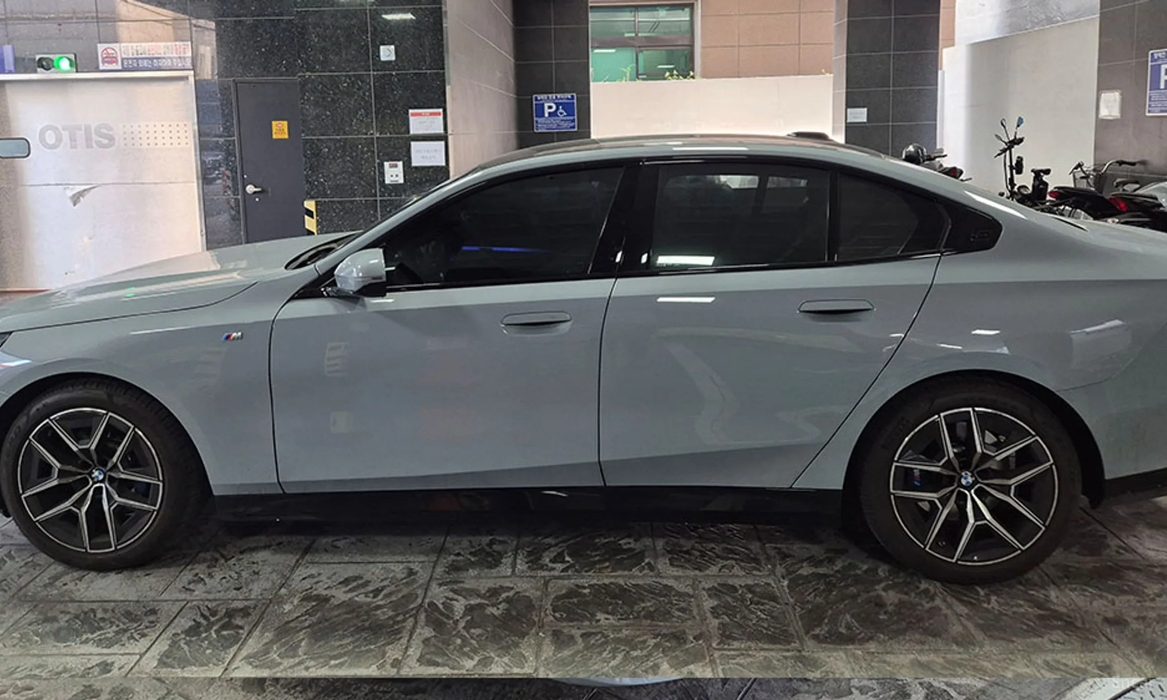 BMW 5 Series (G60) превью 4