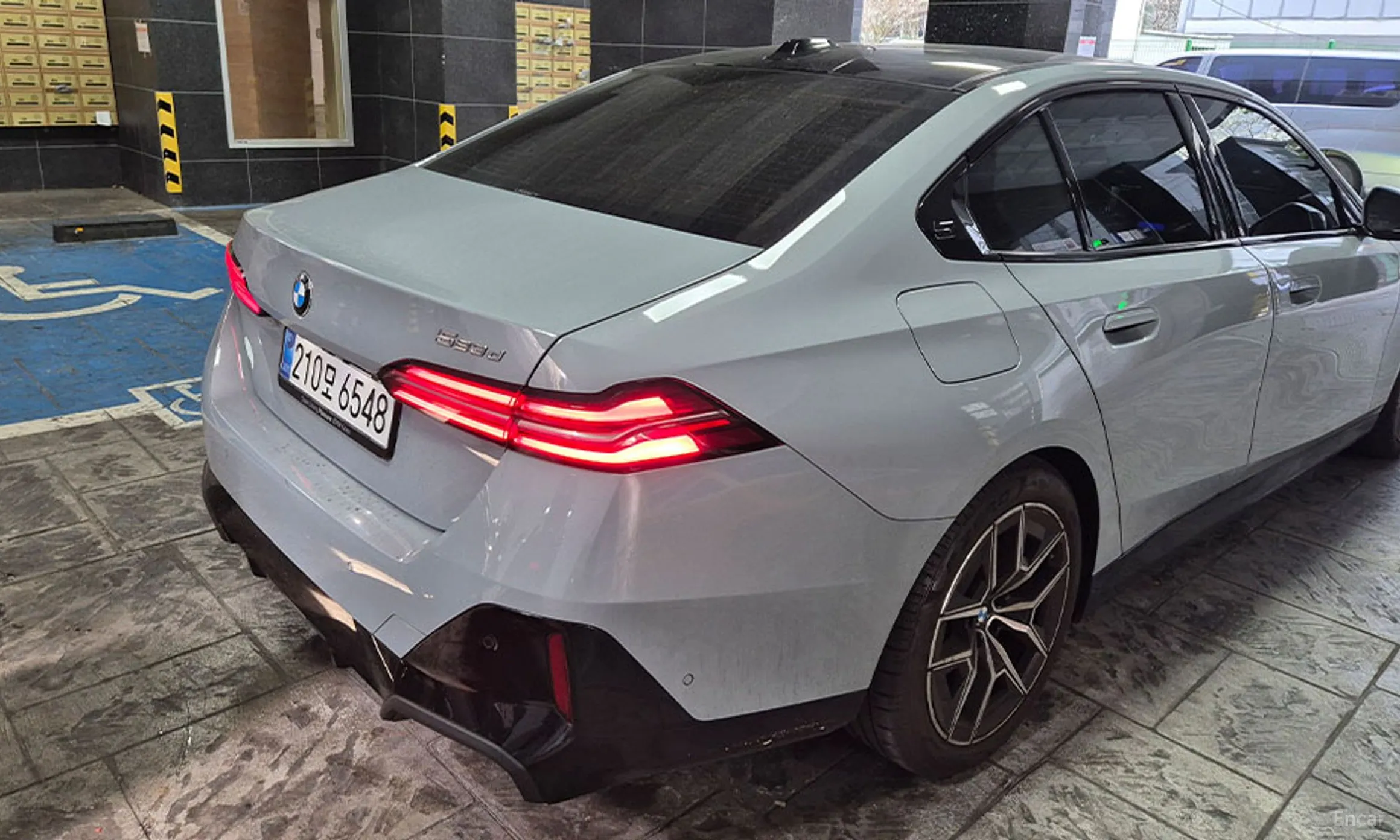 BMW 5 Series (G60) превью 7