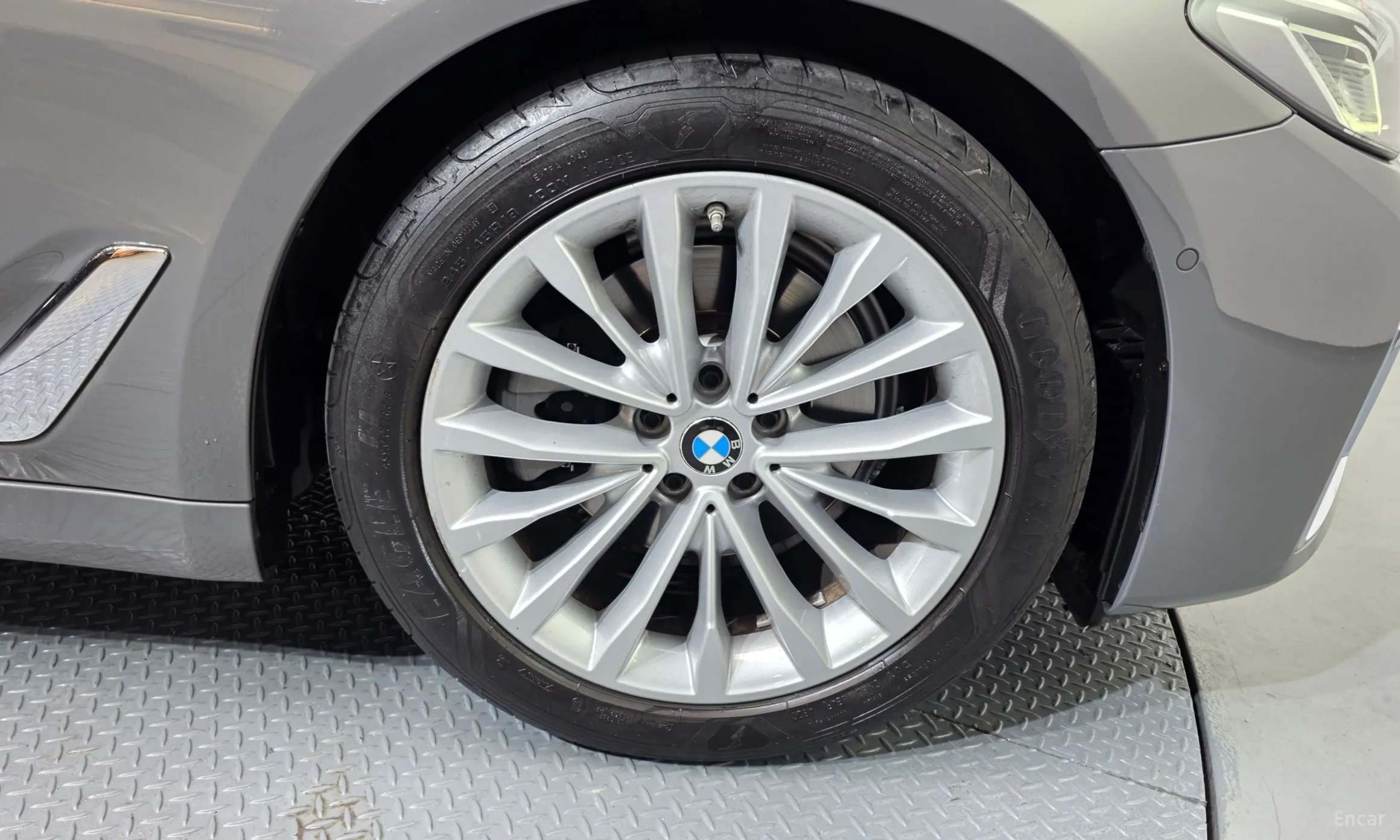 BMW 5 Series (G30) превью 5