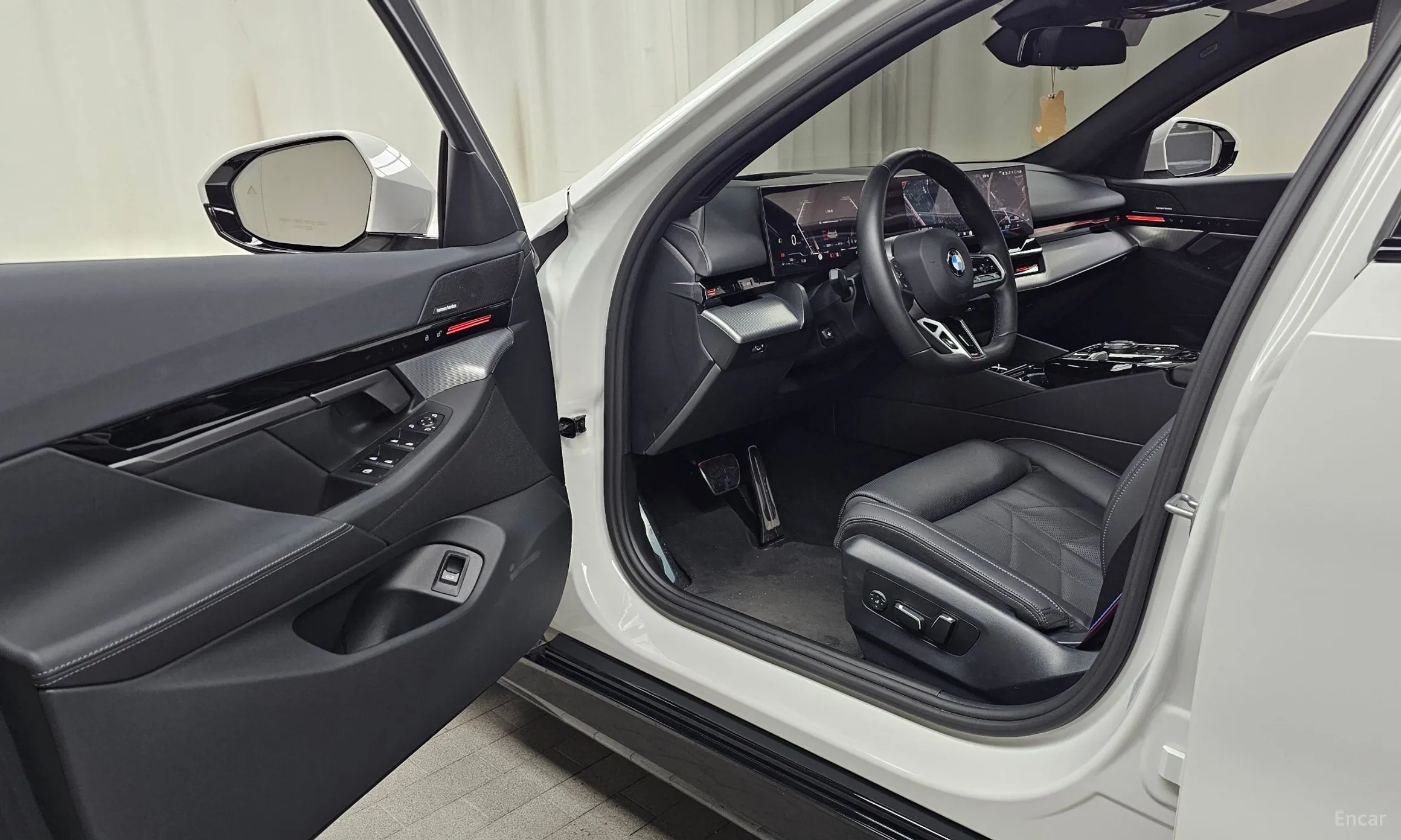 BMW 5 Series (G60) превью 10