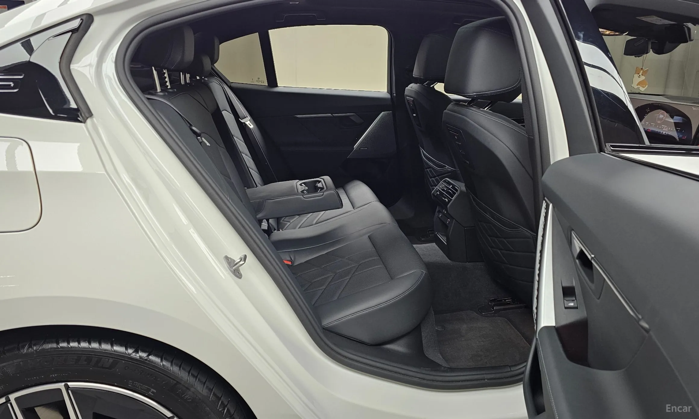 BMW 5 Series (G60) превью 12