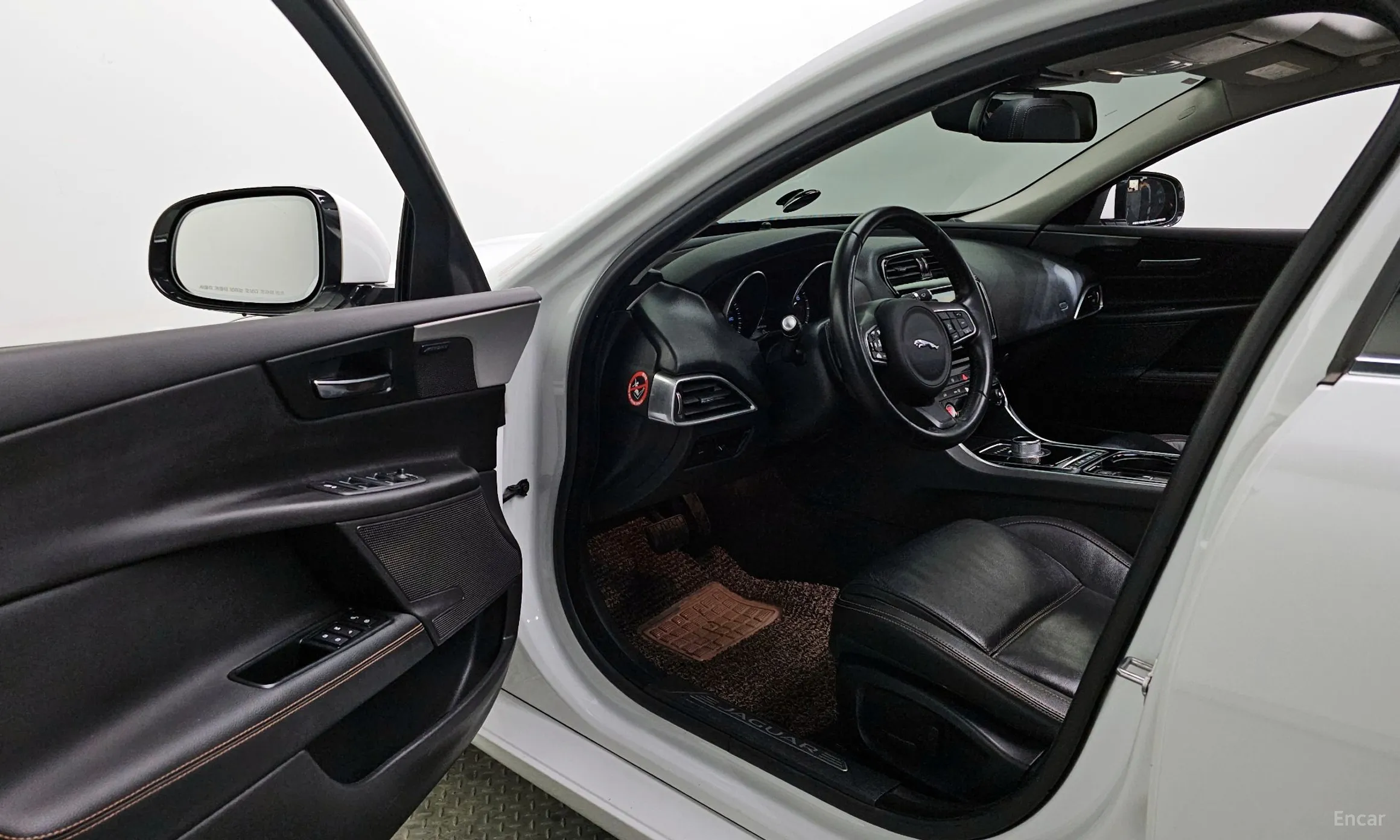 Jaguar XE превью 10