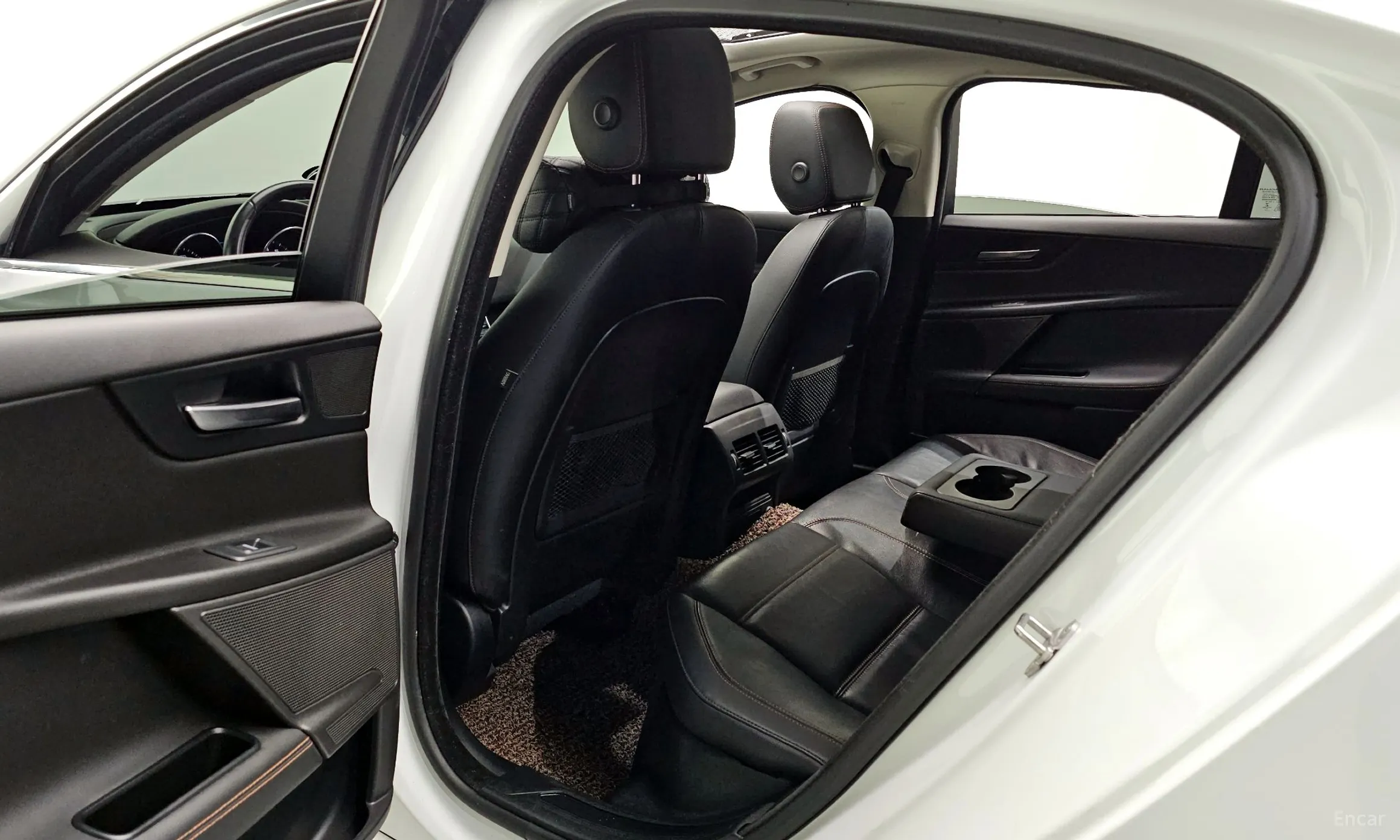 Jaguar XE превью 11