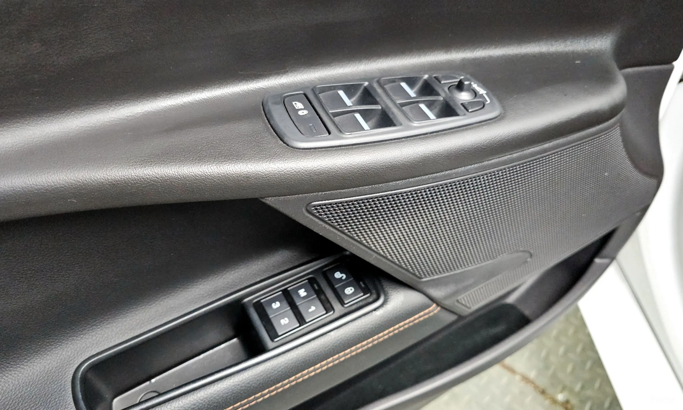 Jaguar XE превью 13