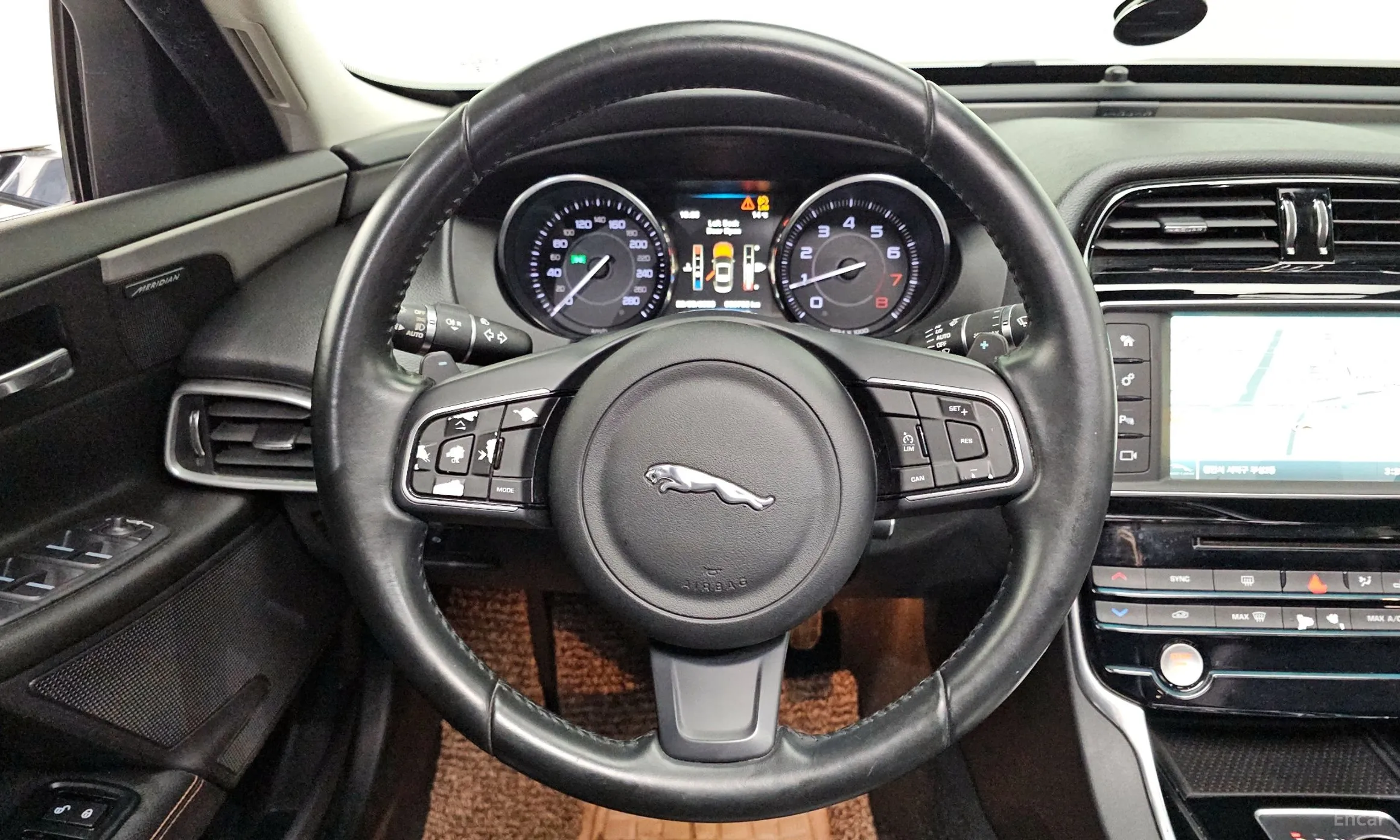 Jaguar XE превью 15