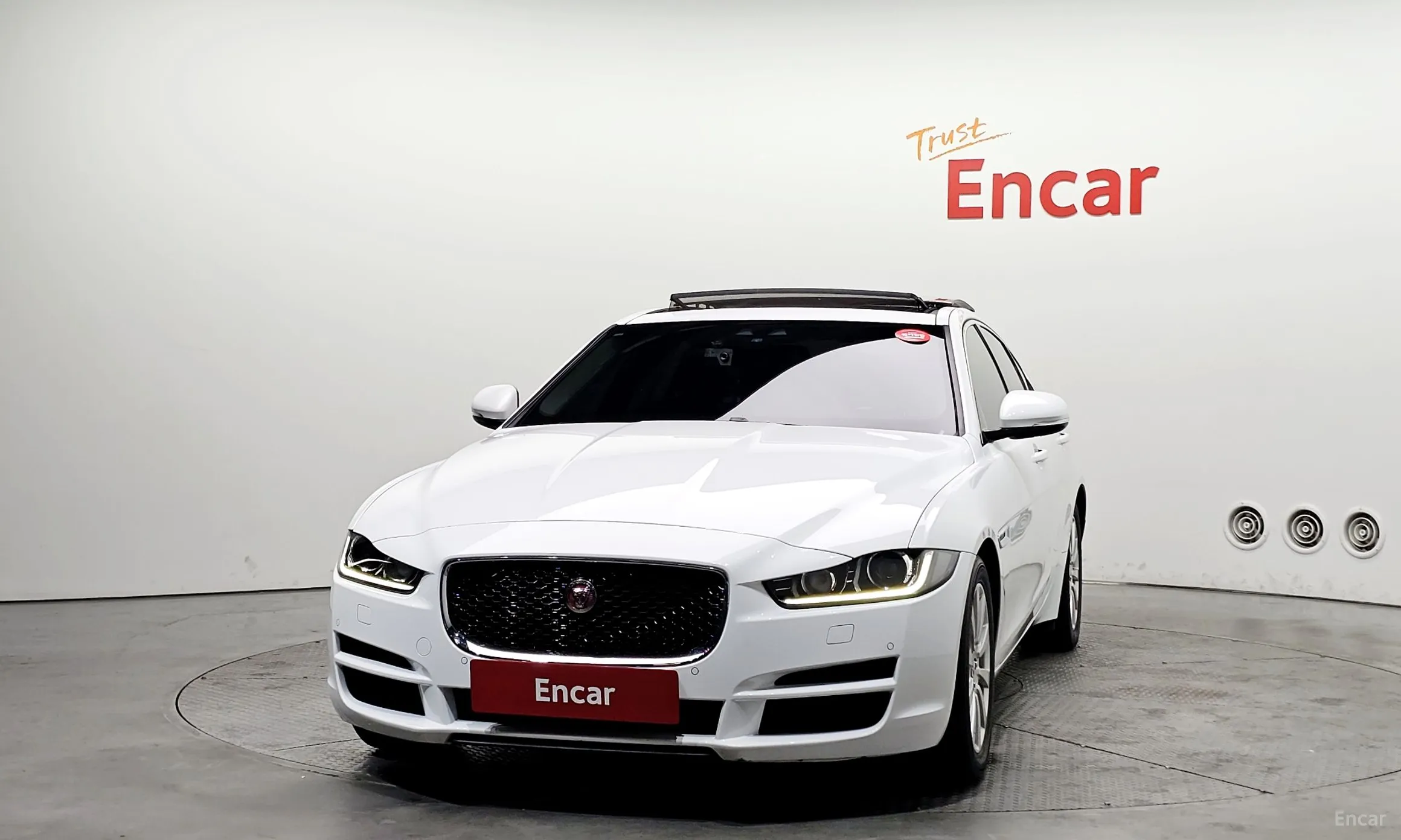 Jaguar XE превью 3