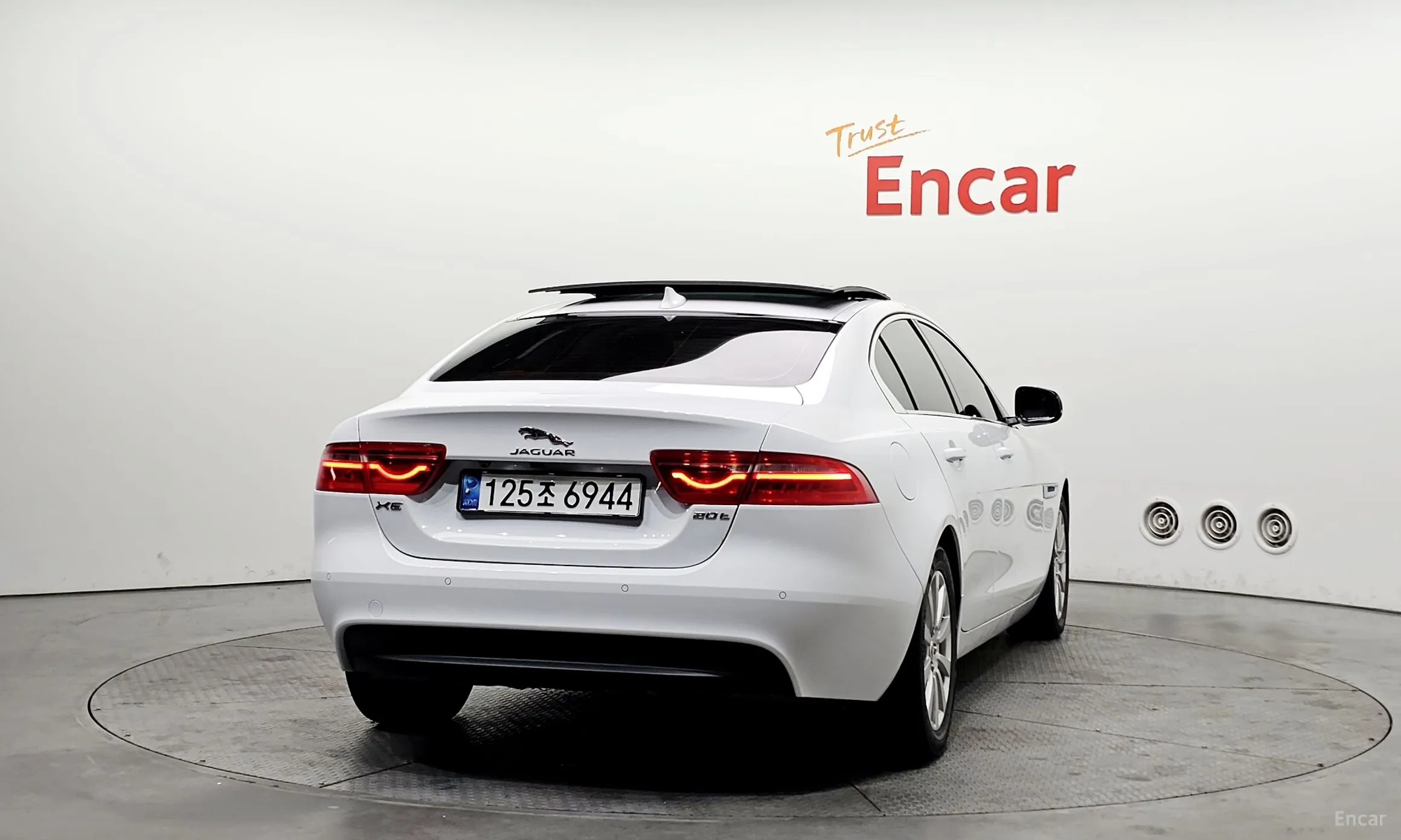 Jaguar XE превью 4