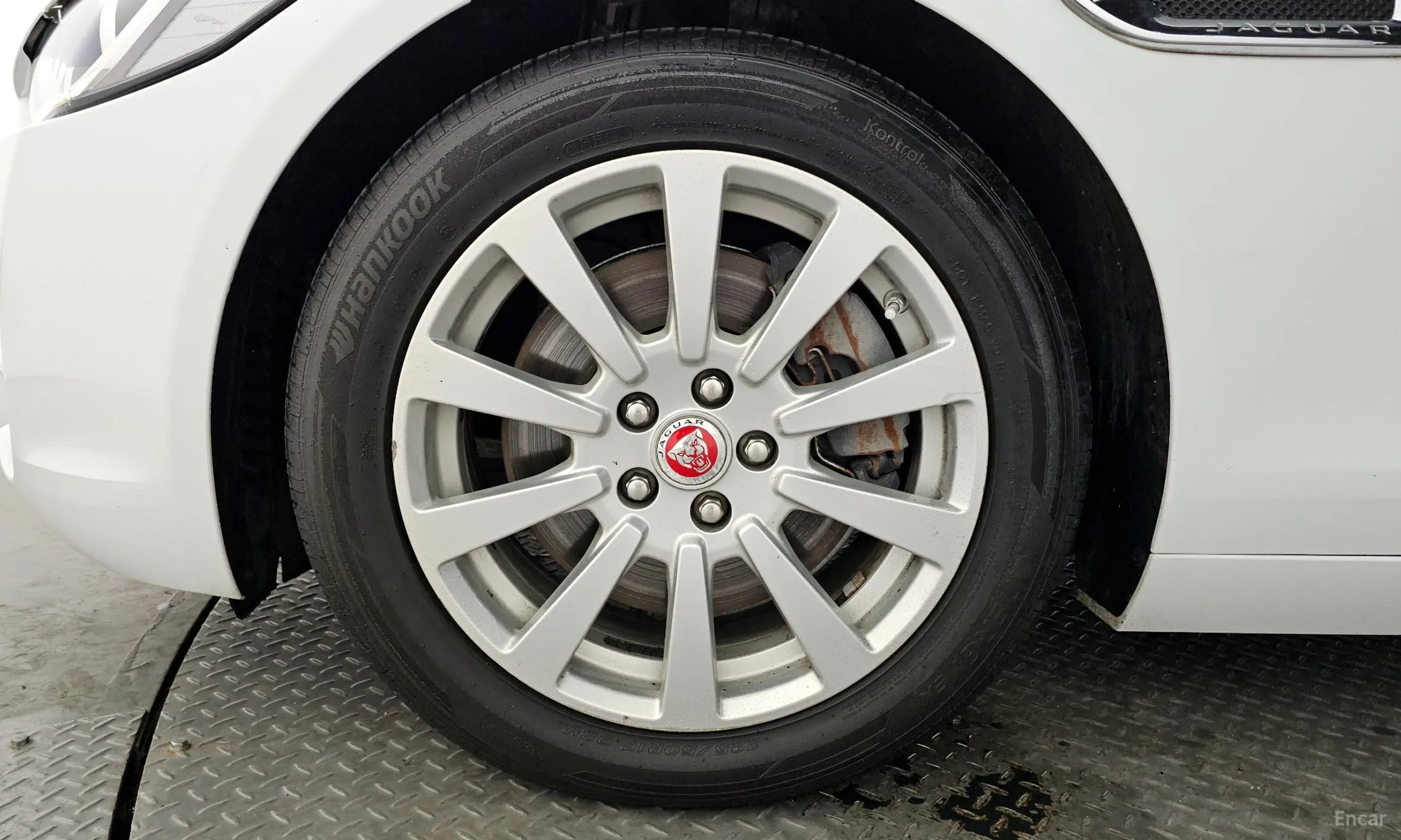 Jaguar XE превью 5