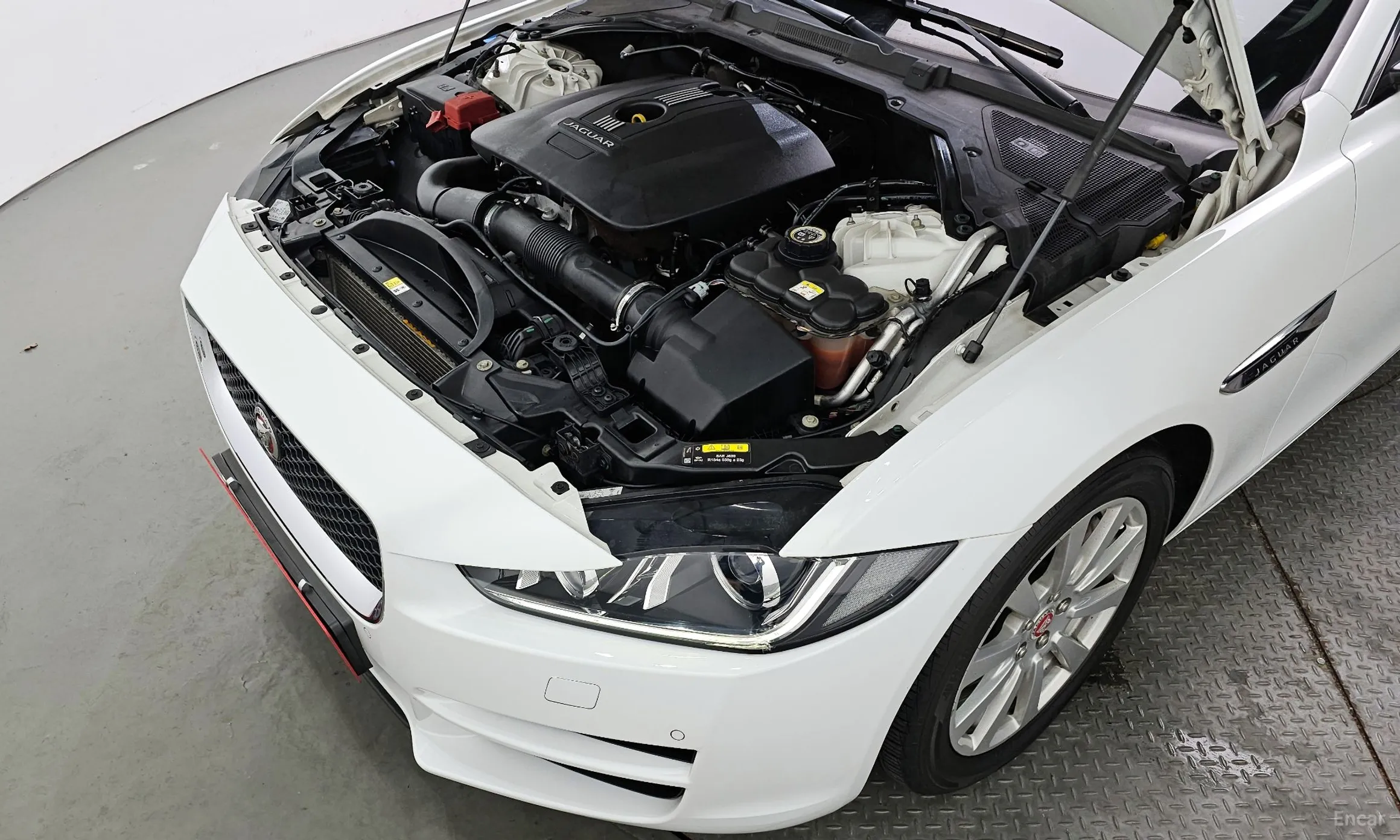 Jaguar XE превью 6