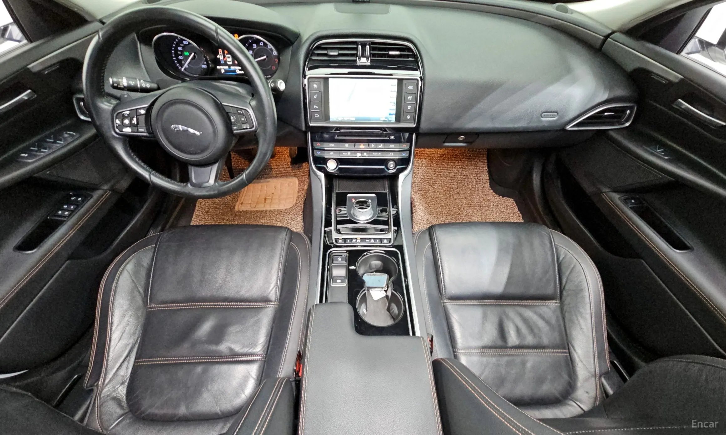 Jaguar XE превью 7