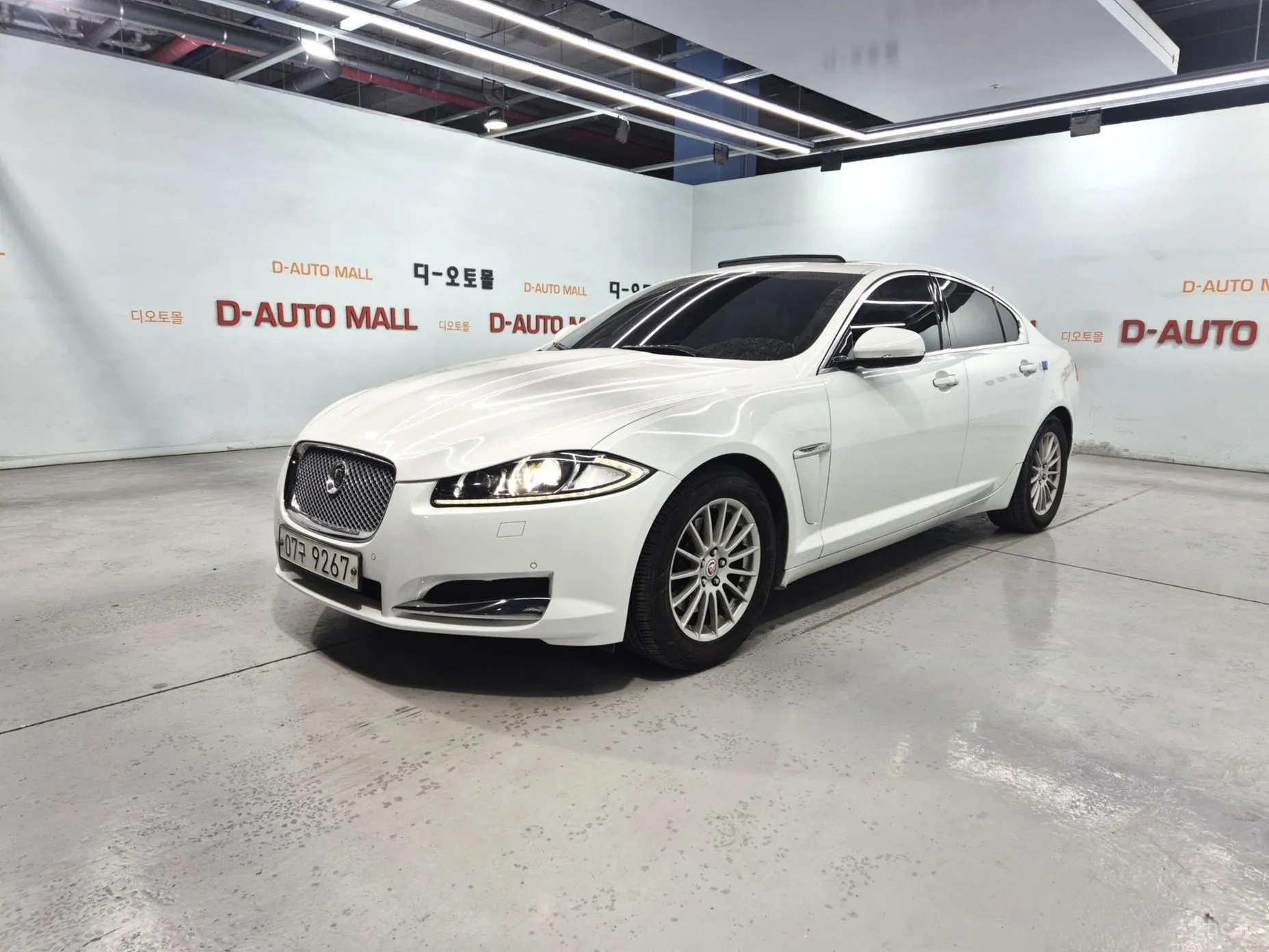Jaguar New XF превью 4