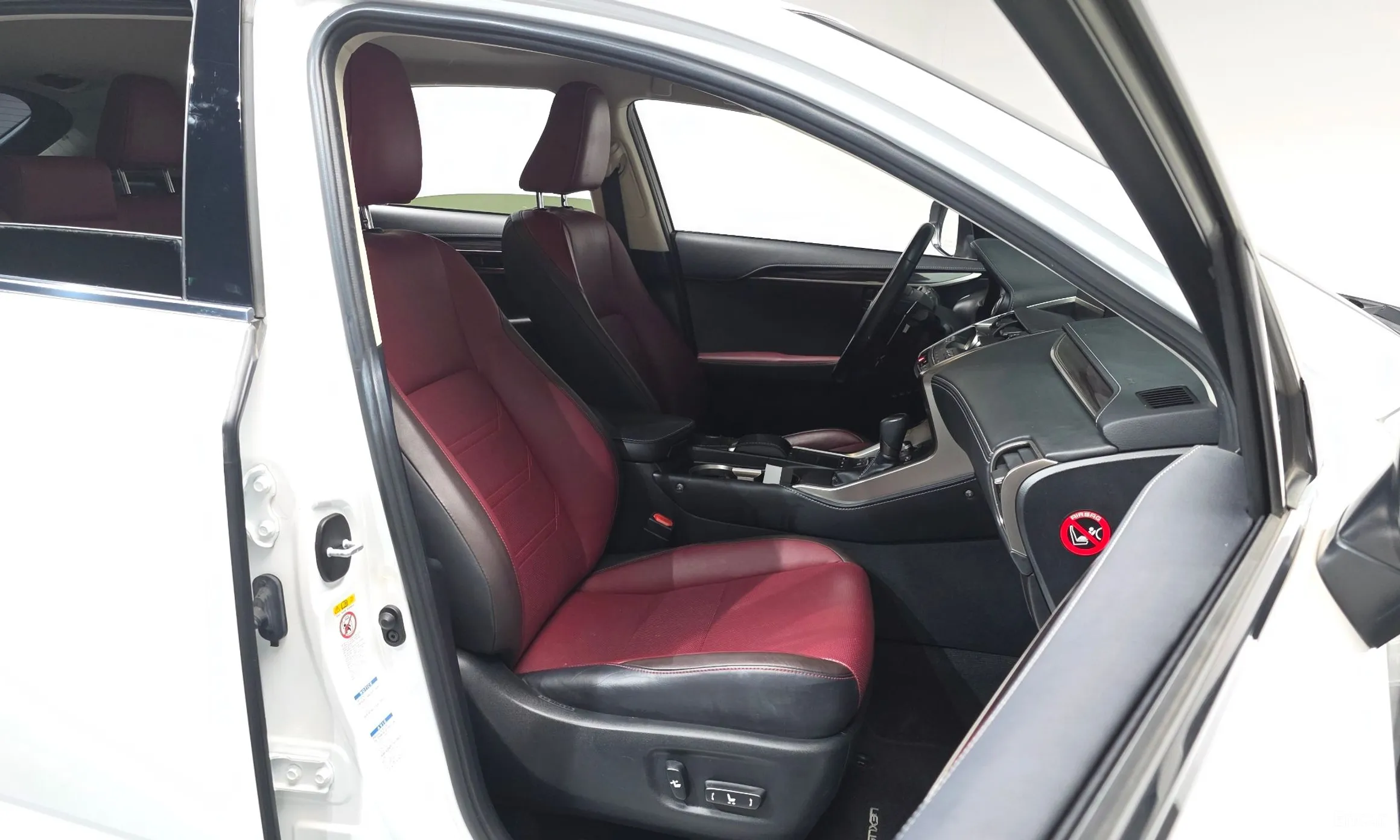 Lexus NX300h превью 10