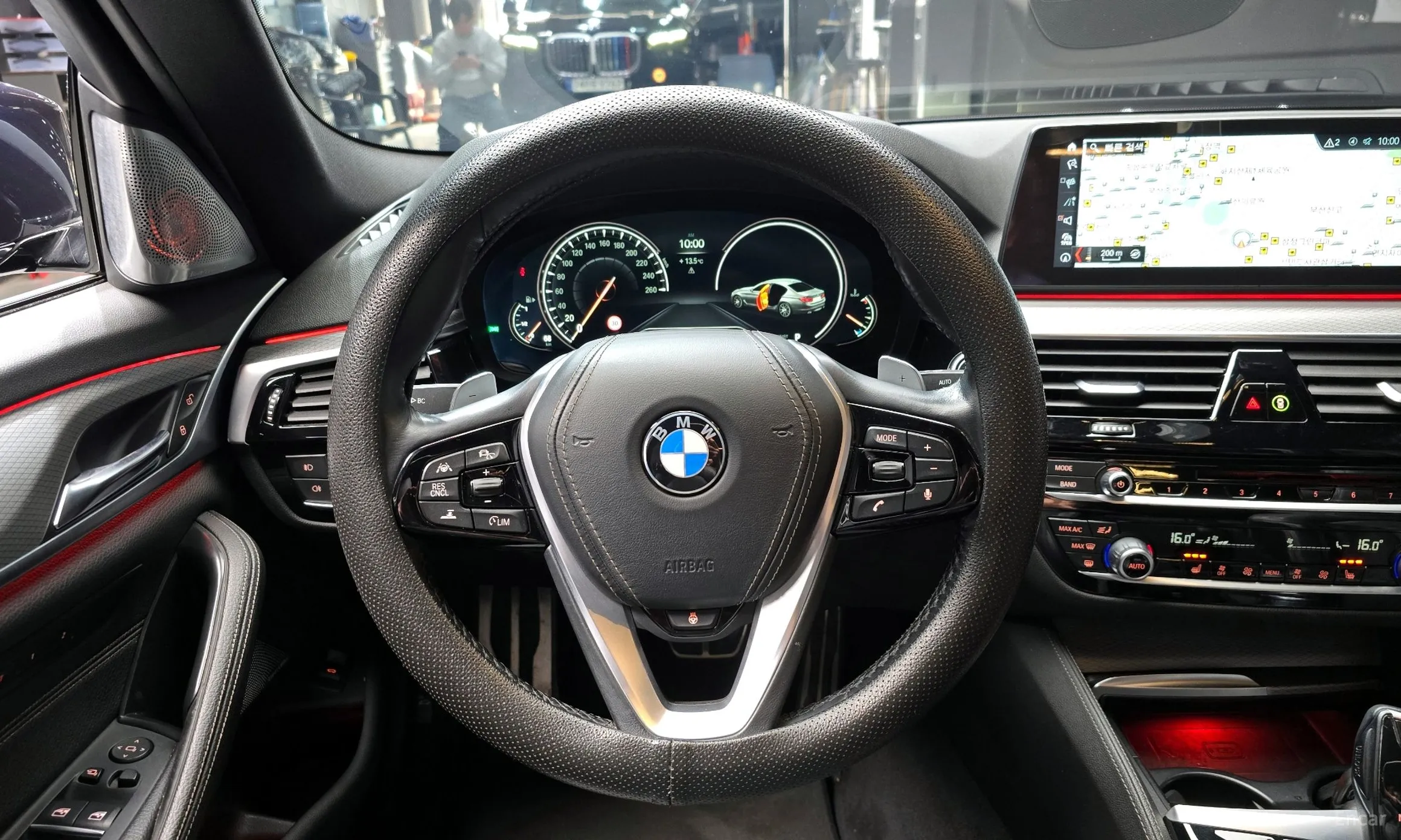 BMW 5 Series (G30) превью 14