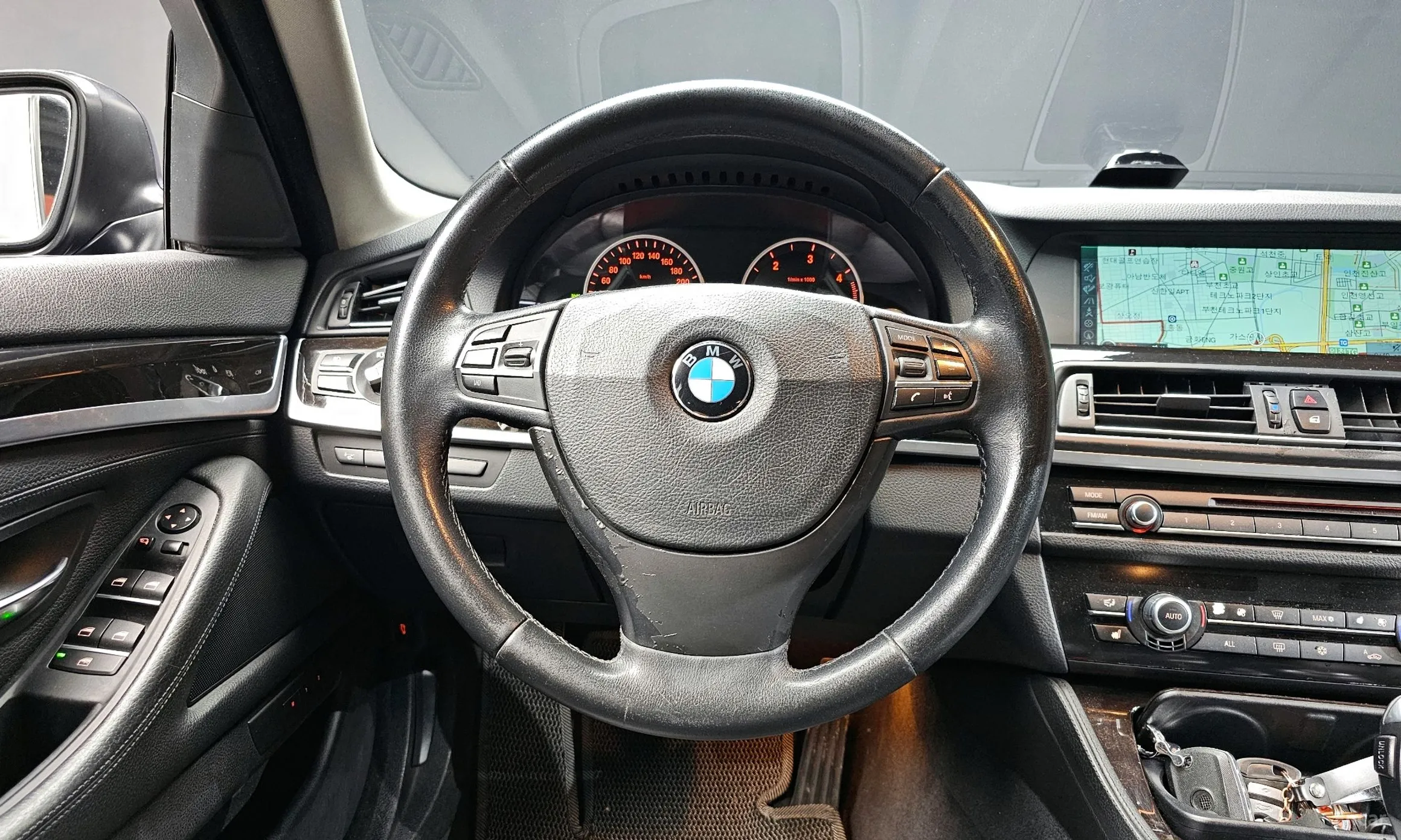 BMW 5 Series (F10) превью 13