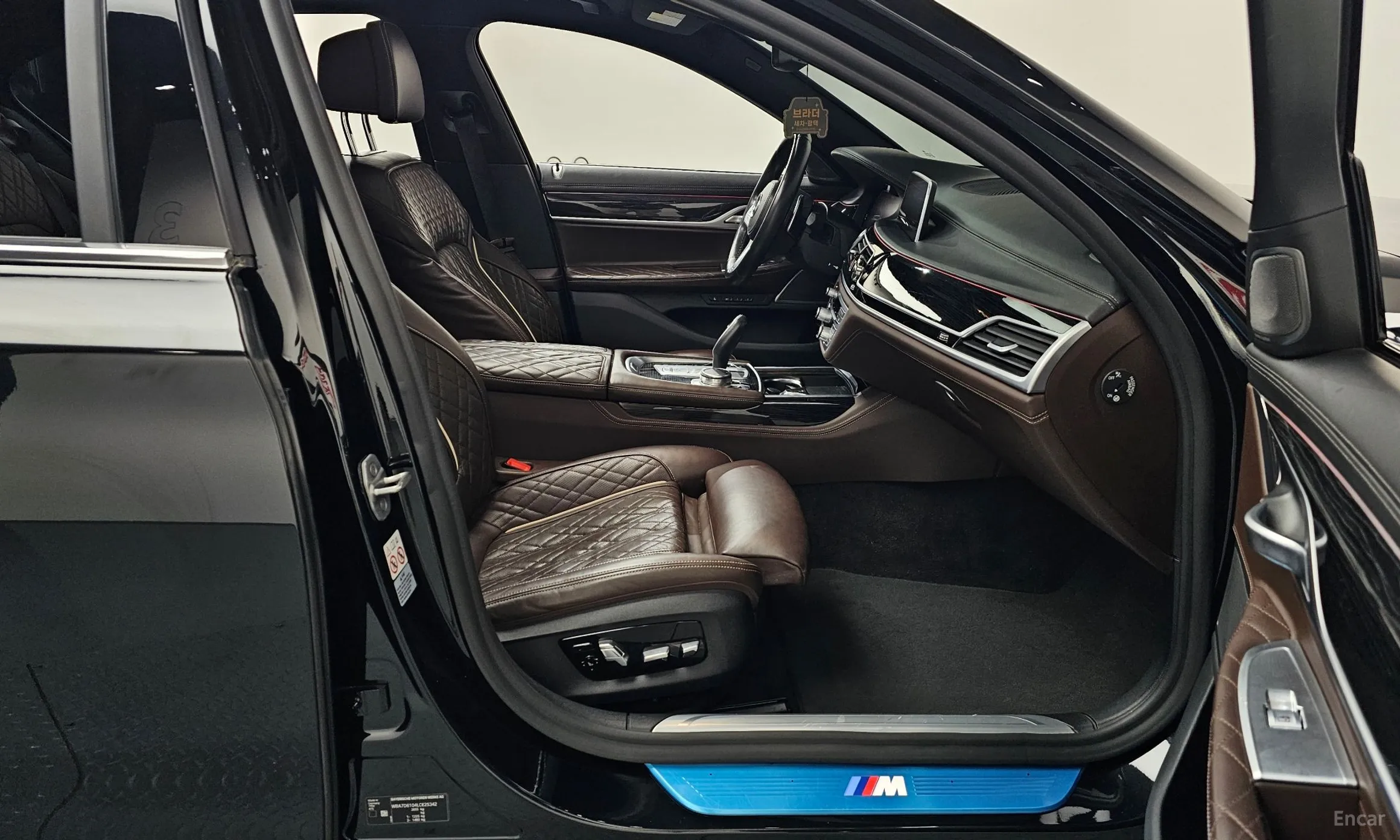BMW 7 Series (G11) превью 11