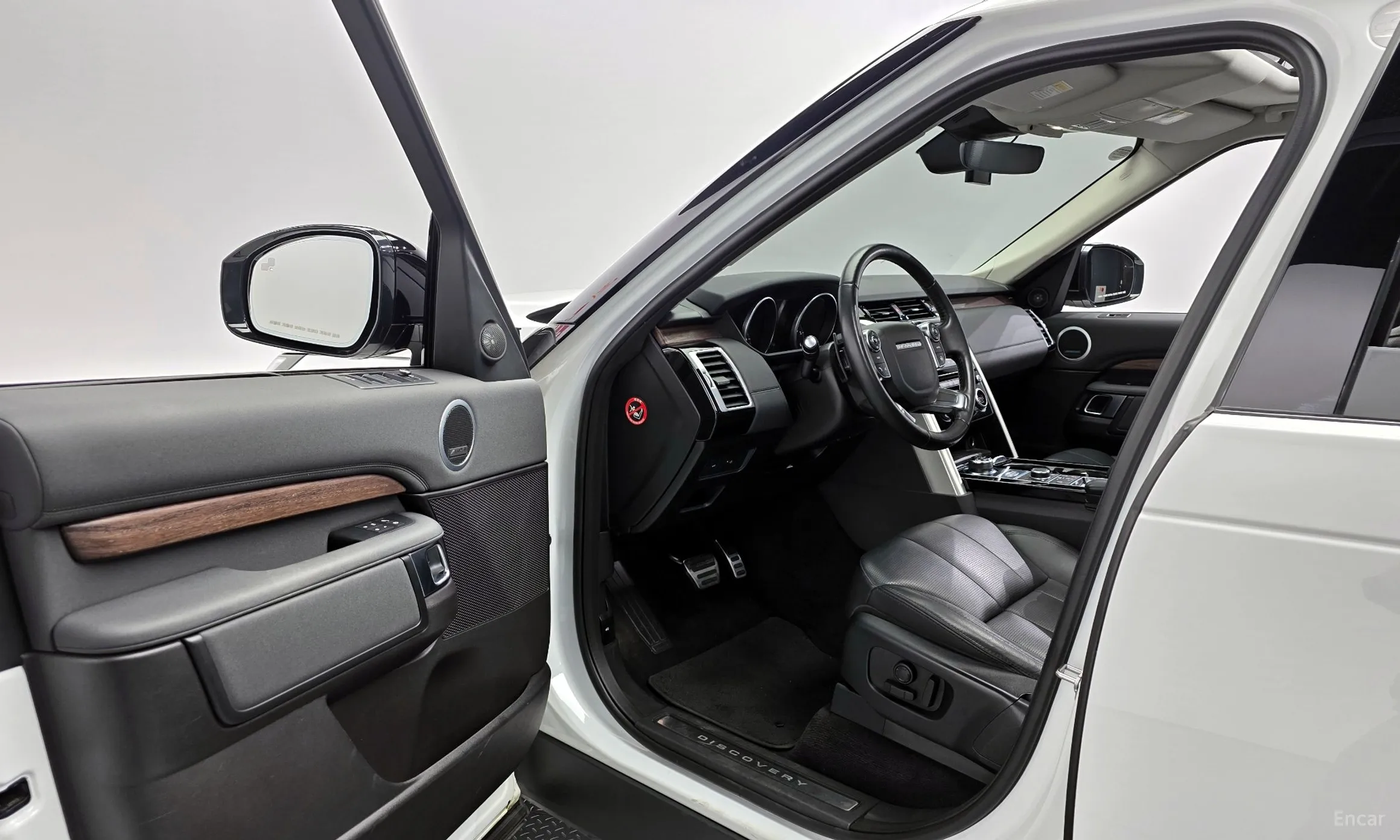Land Rover Discovery 5 превью 10