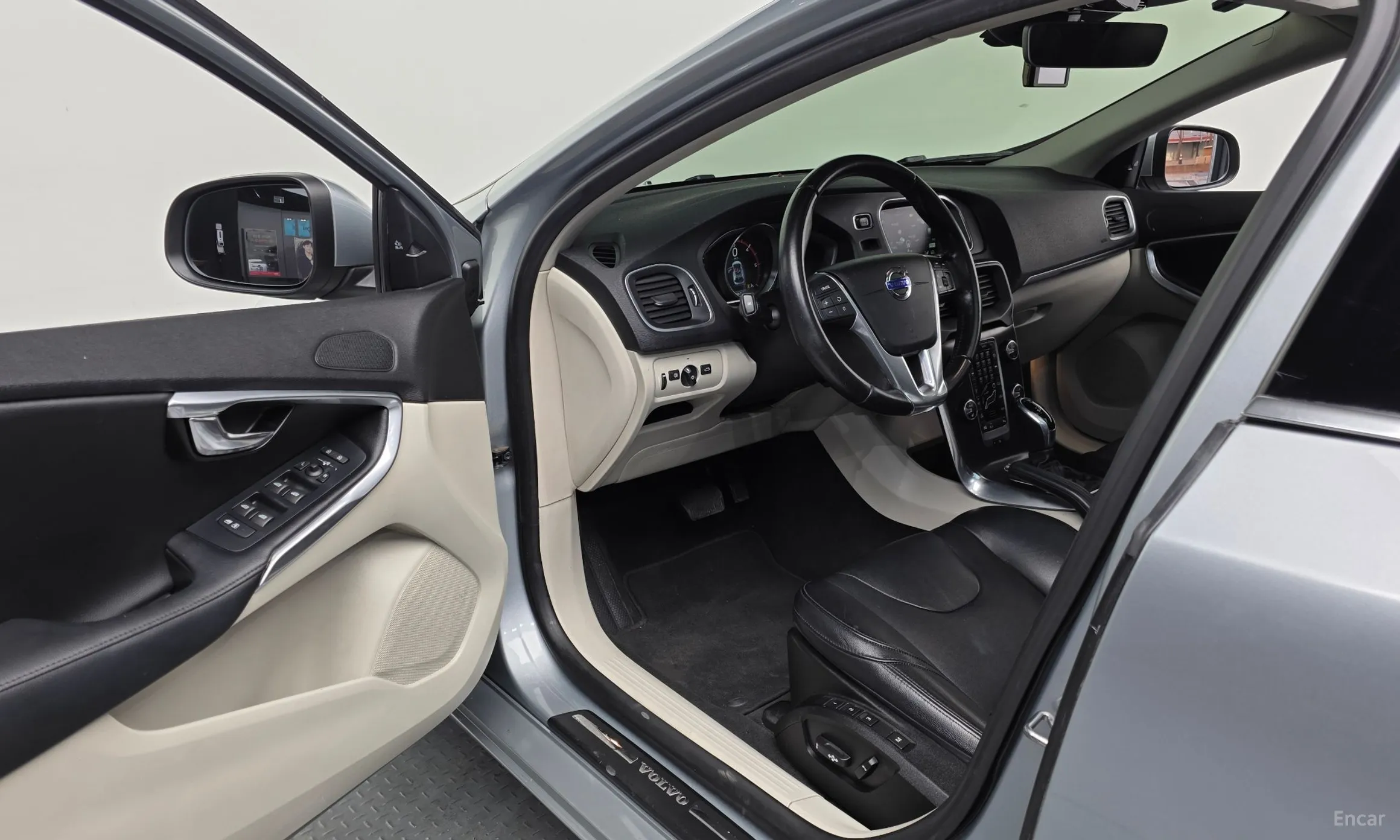 Volvo V40 превью 10