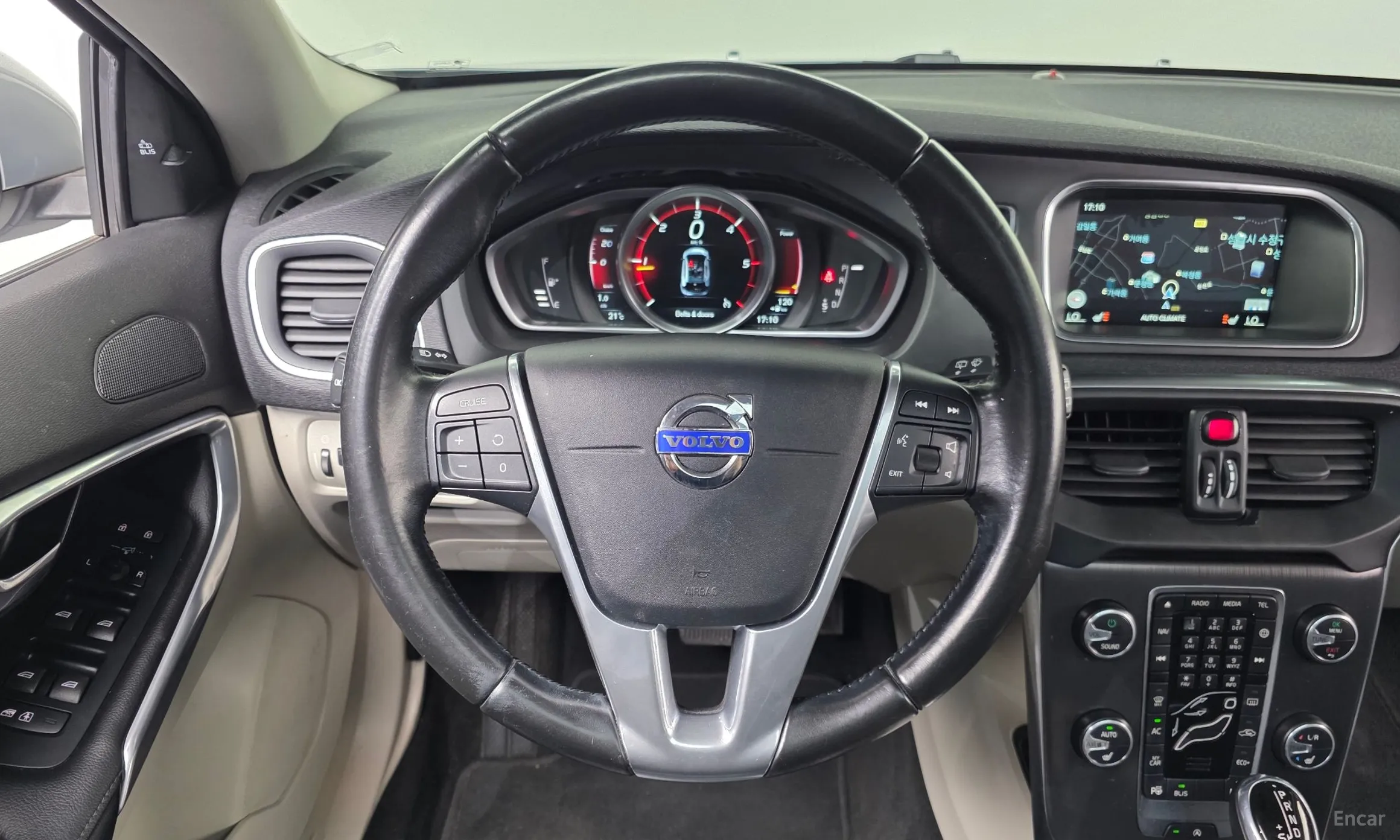 Volvo V40 превью 13