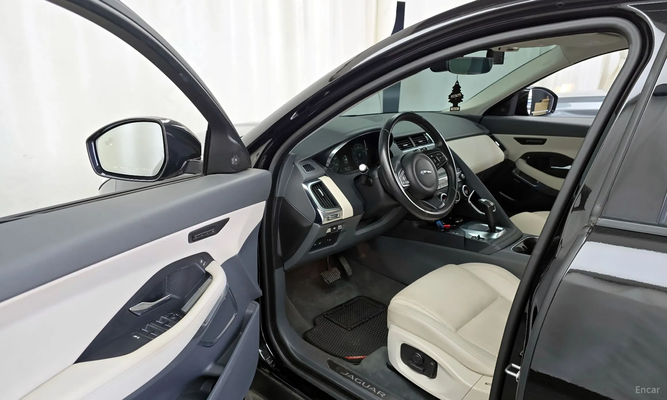 Jaguar E-PACE превью 10