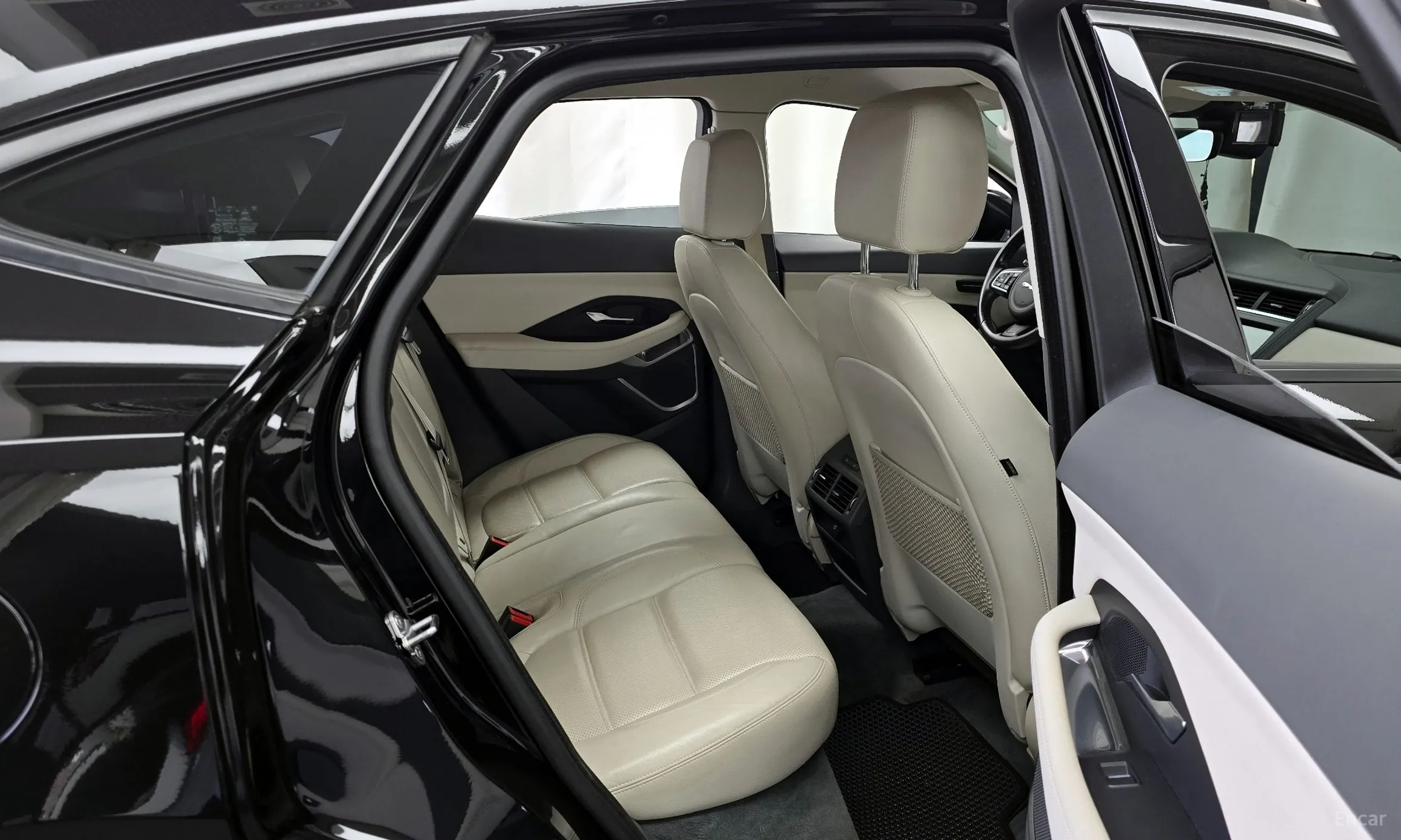 Jaguar E-PACE превью 12