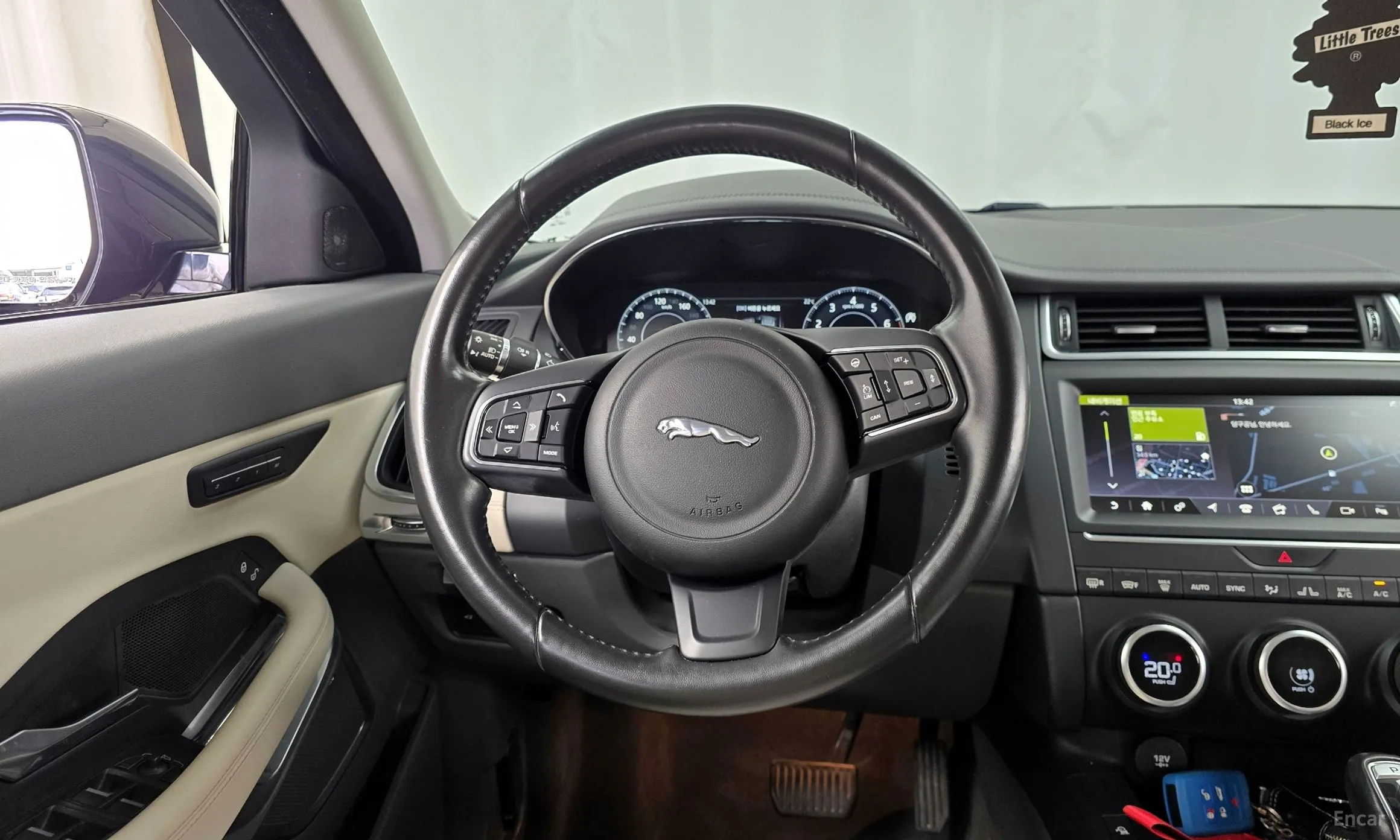 Jaguar E-PACE превью 13