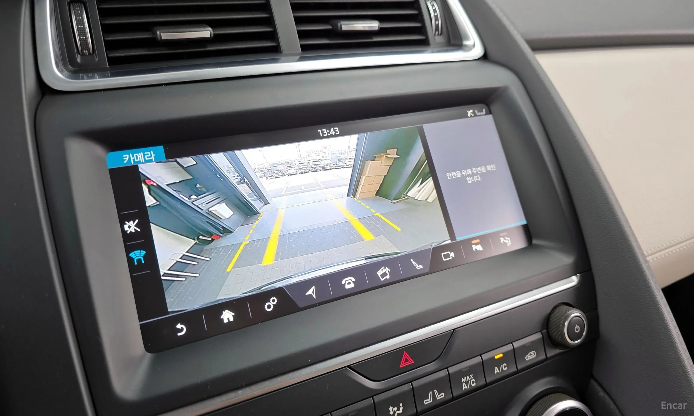Jaguar E-PACE превью 15