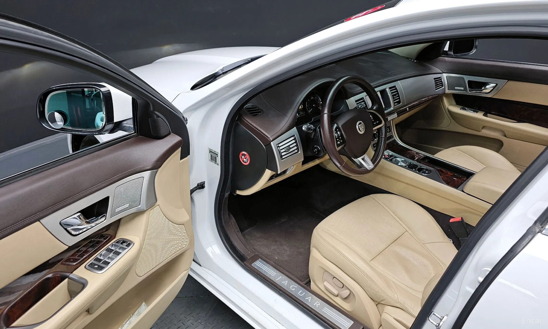 Jaguar New XF превью 12