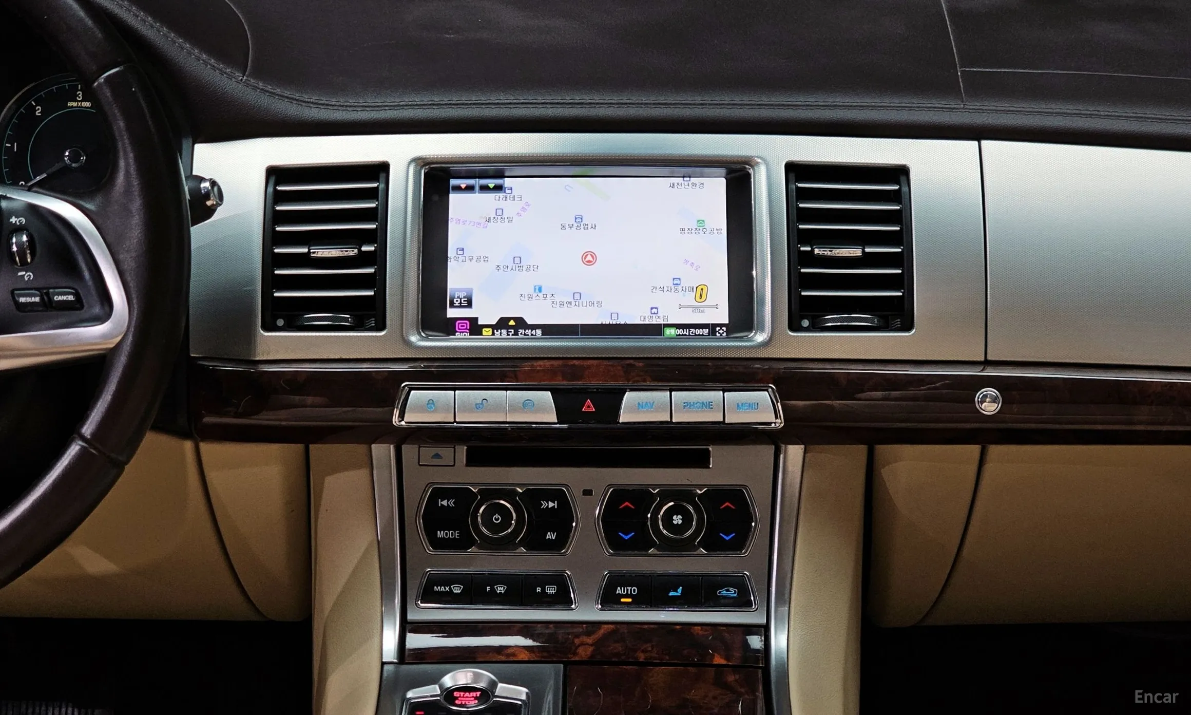 Jaguar New XF превью 14
