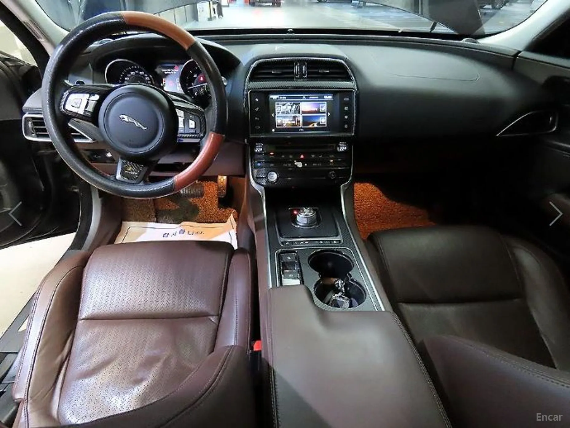 Jaguar XE превью 10
