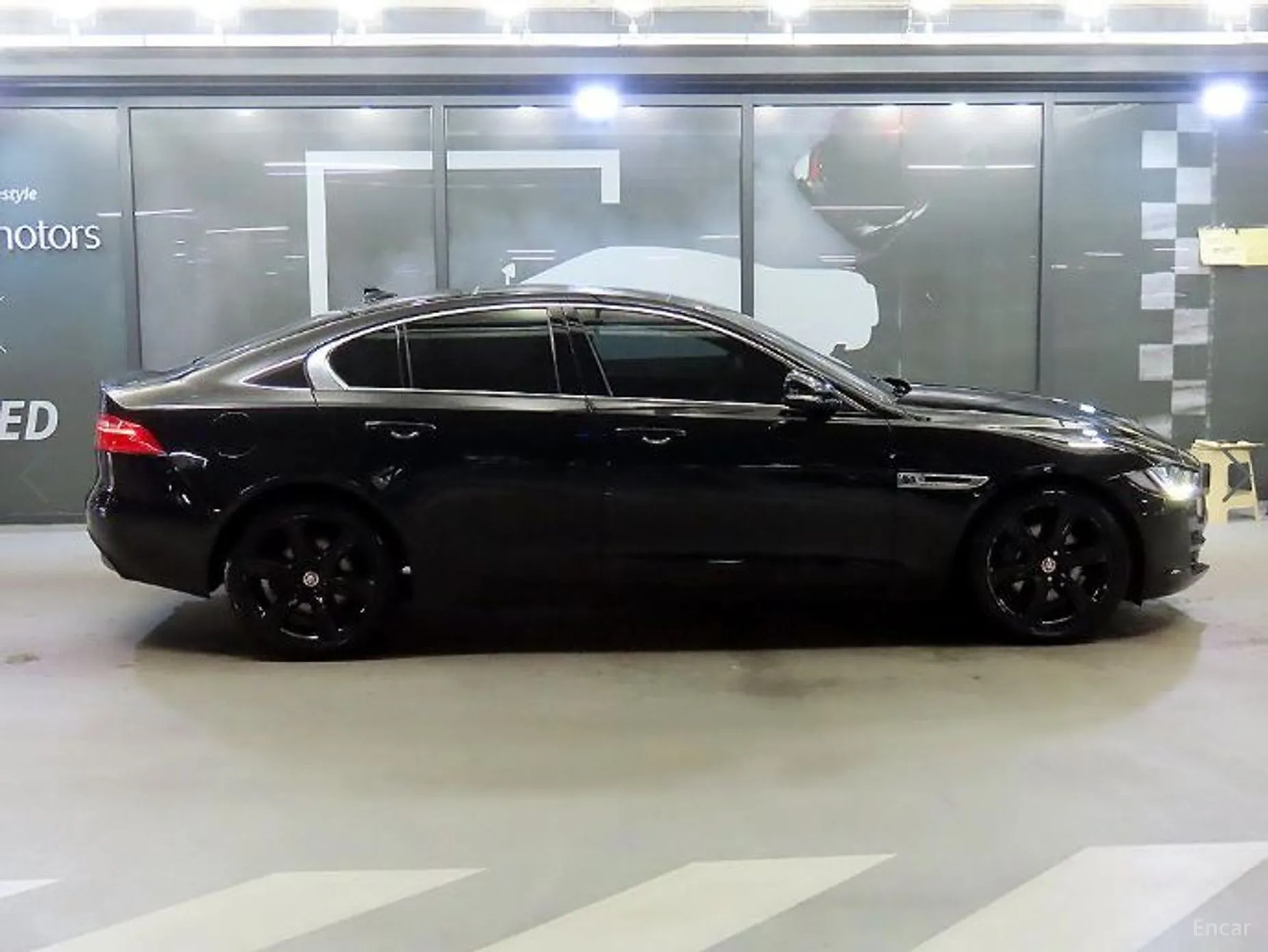 Jaguar XE превью 3