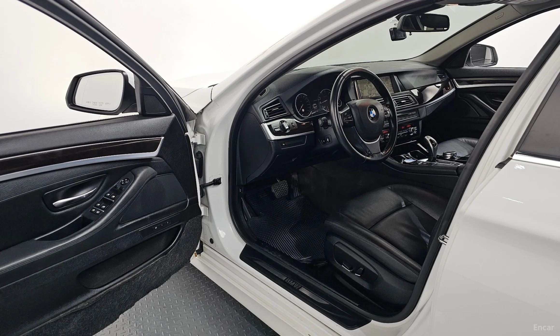 BMW 5 Series (F10) превью 10