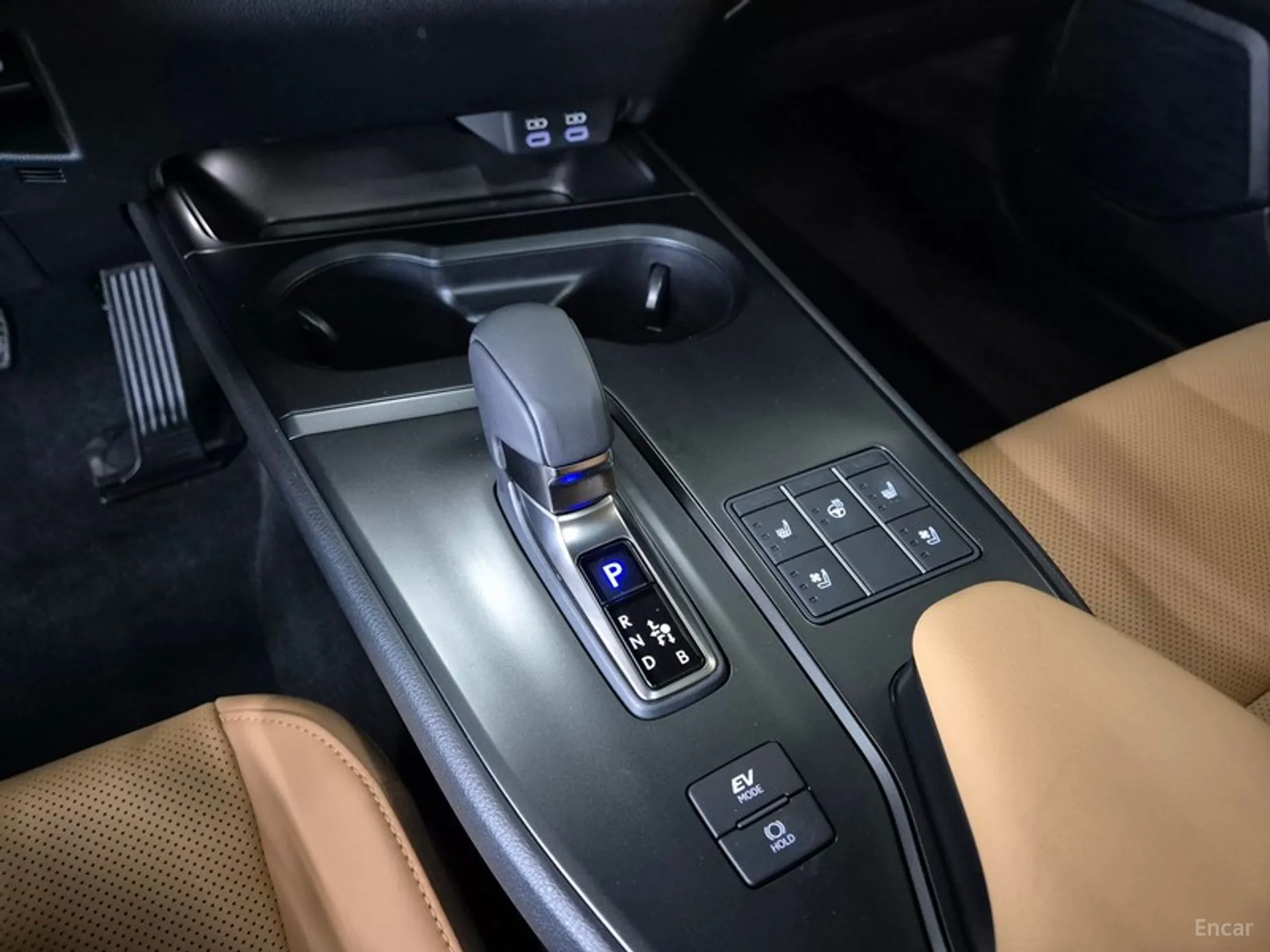 Lexus UX300h превью 10