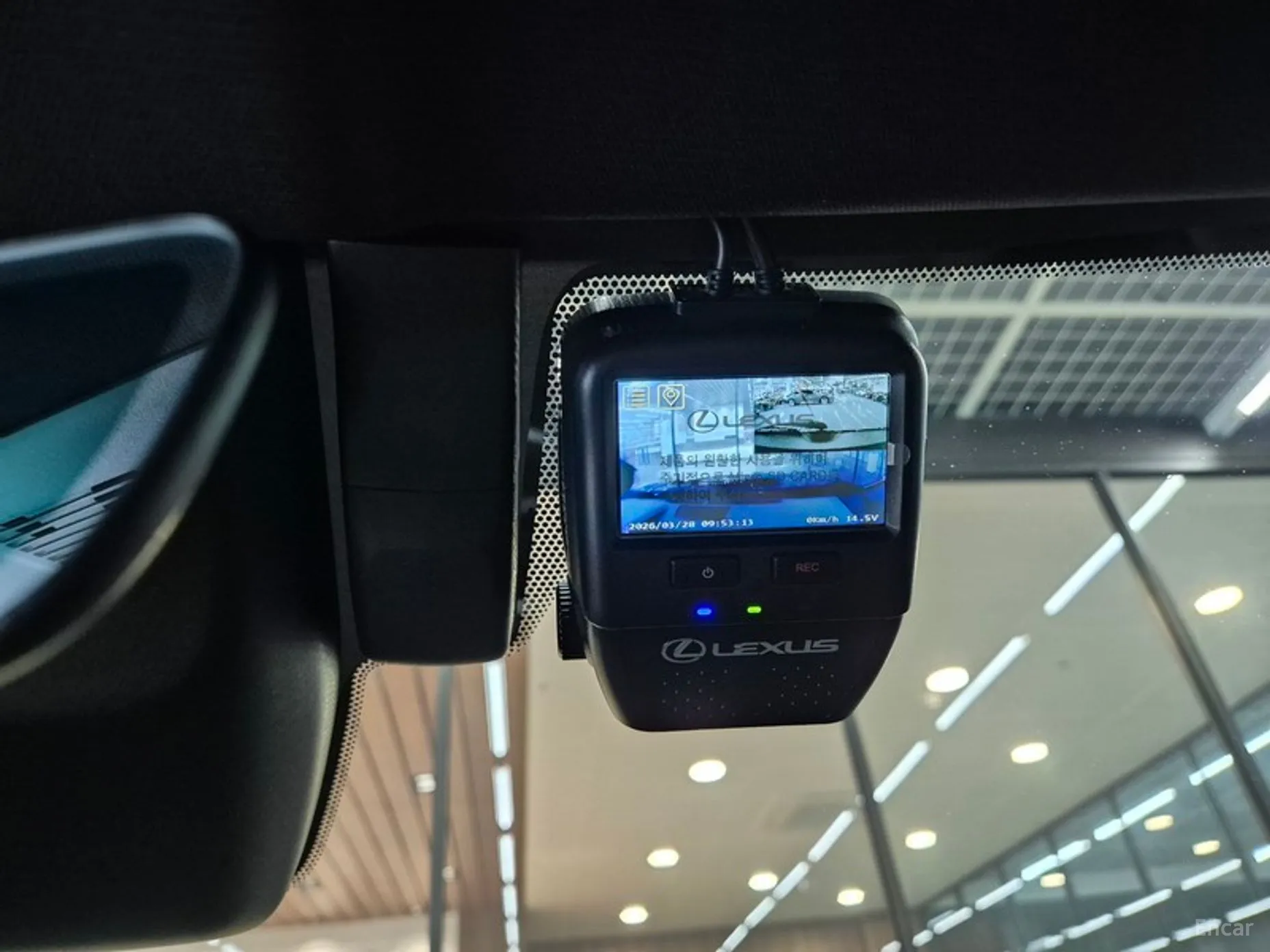 Lexus UX300h превью 12