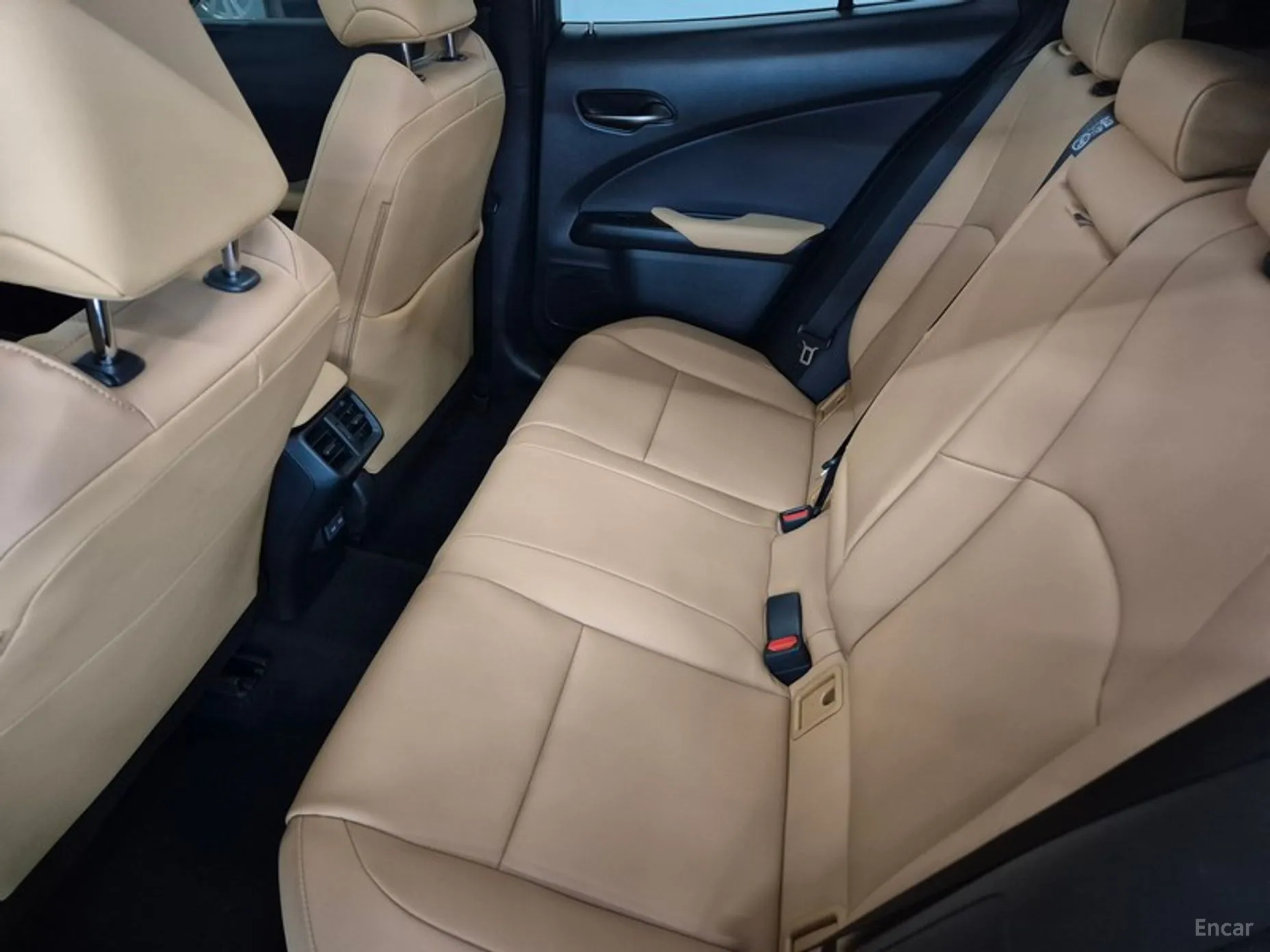 Lexus UX300h превью 15