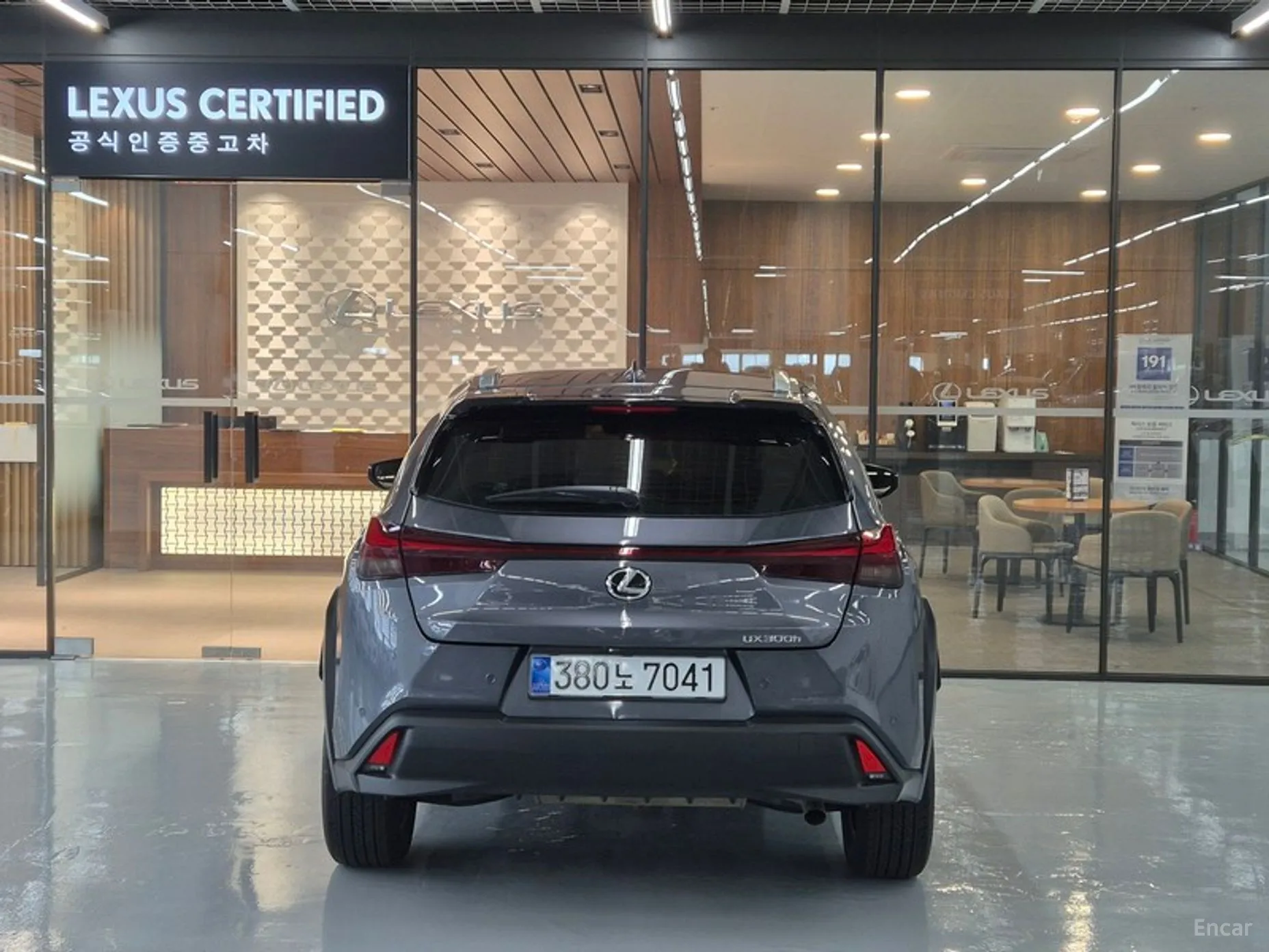 Lexus UX300h превью 4